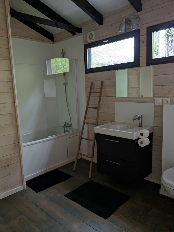 Lodge Spa Supérieur : un chalet romantique en Aquitaine à Biron — vue depuis la terrasse