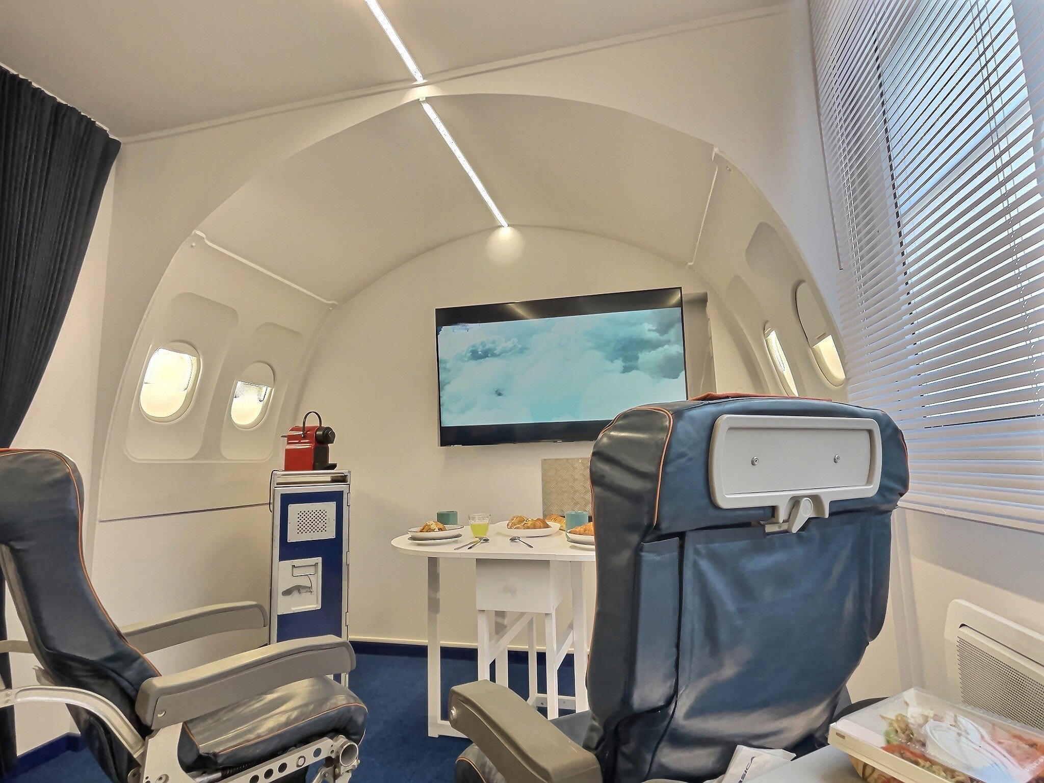 Insolite - Thème Jet Privé — Chambre à thème avec spa à Moontown à Moontown — environnement naturel