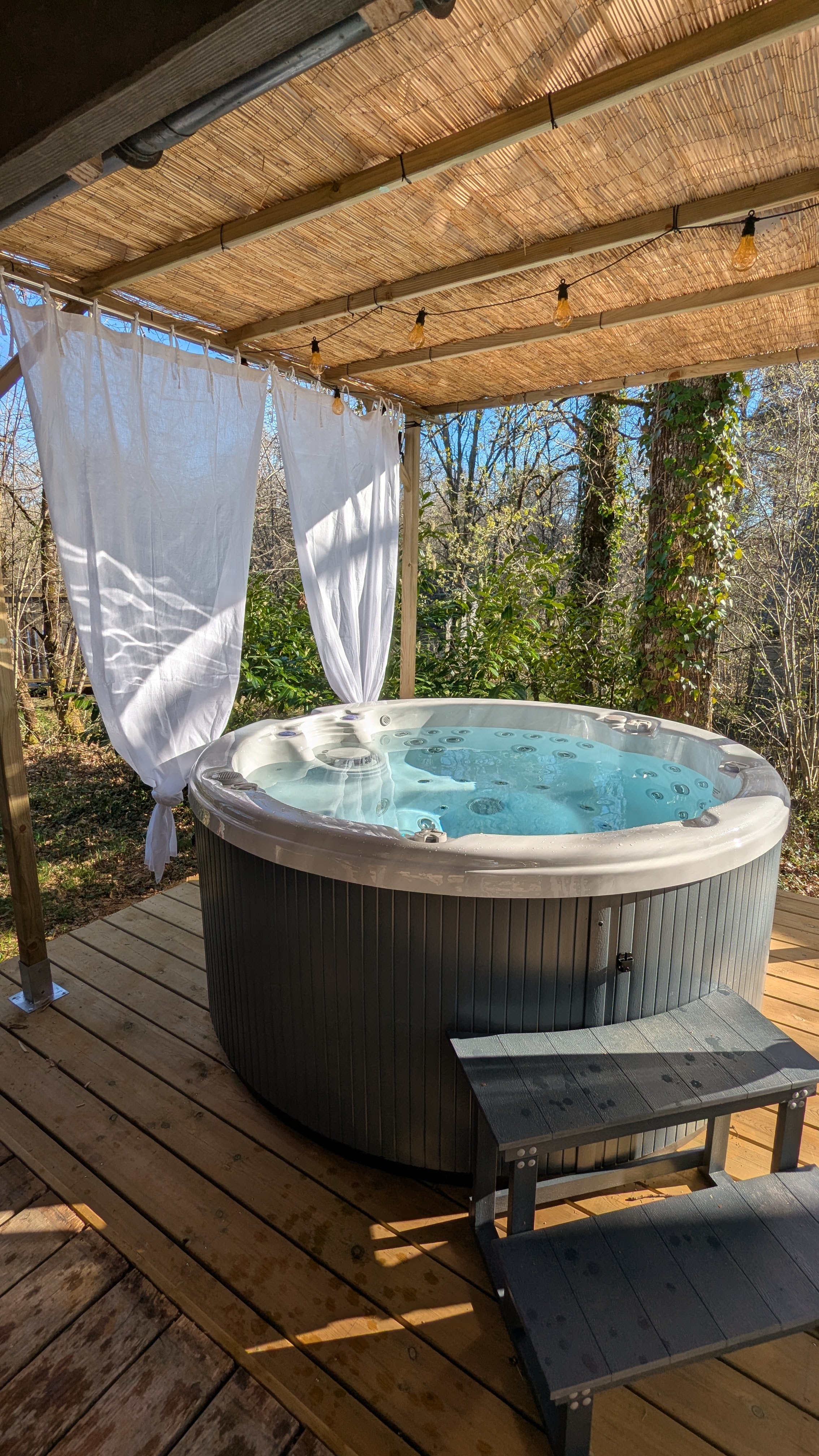 Chalet Grand Chêne : une évasion romantique avec spa privatif à Biron — détail architectural
