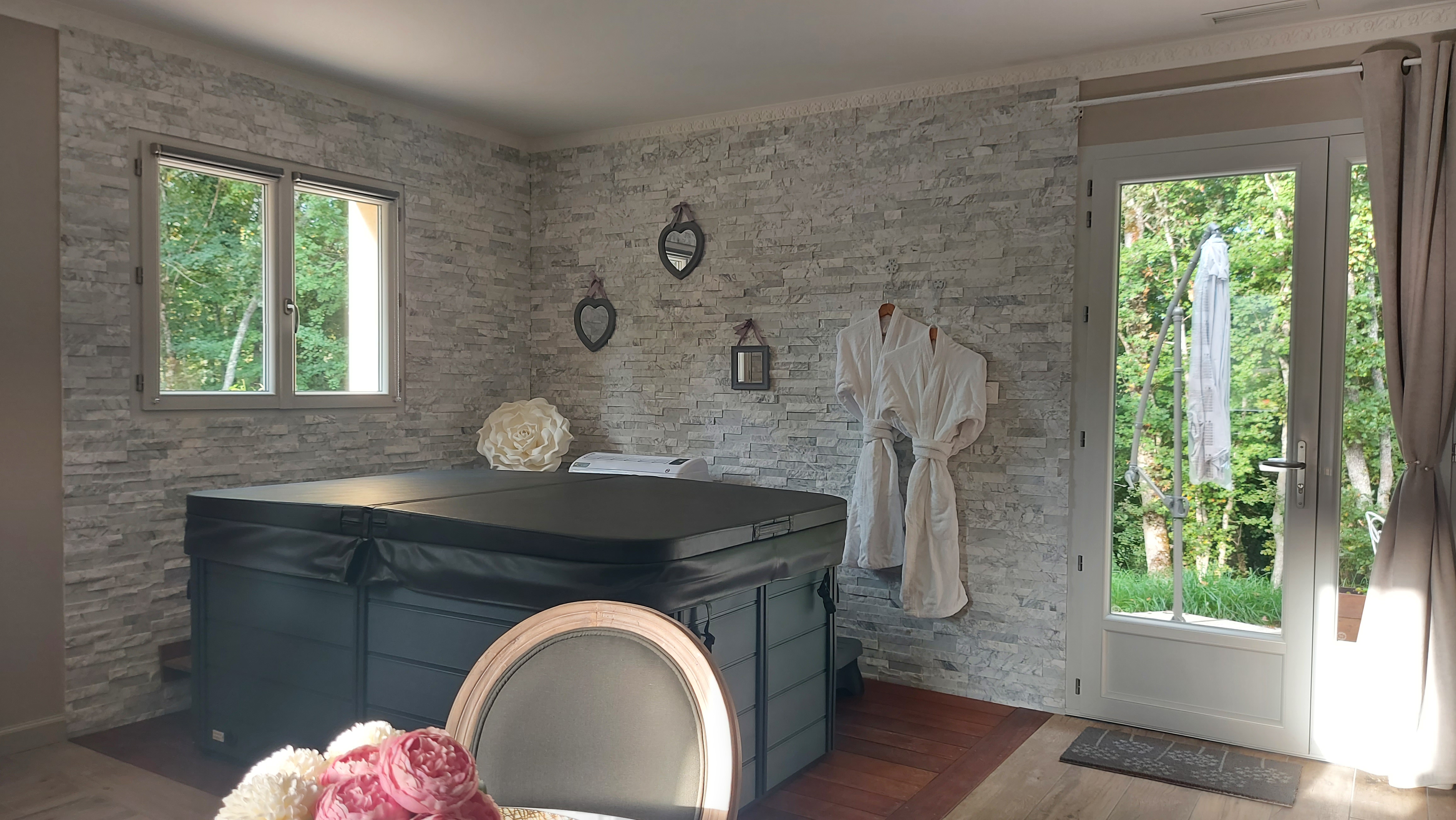 Gîte Romantique & Spa privatif — Maison insolite avec jacuzzi en Dordogne à Coursac — cuisine