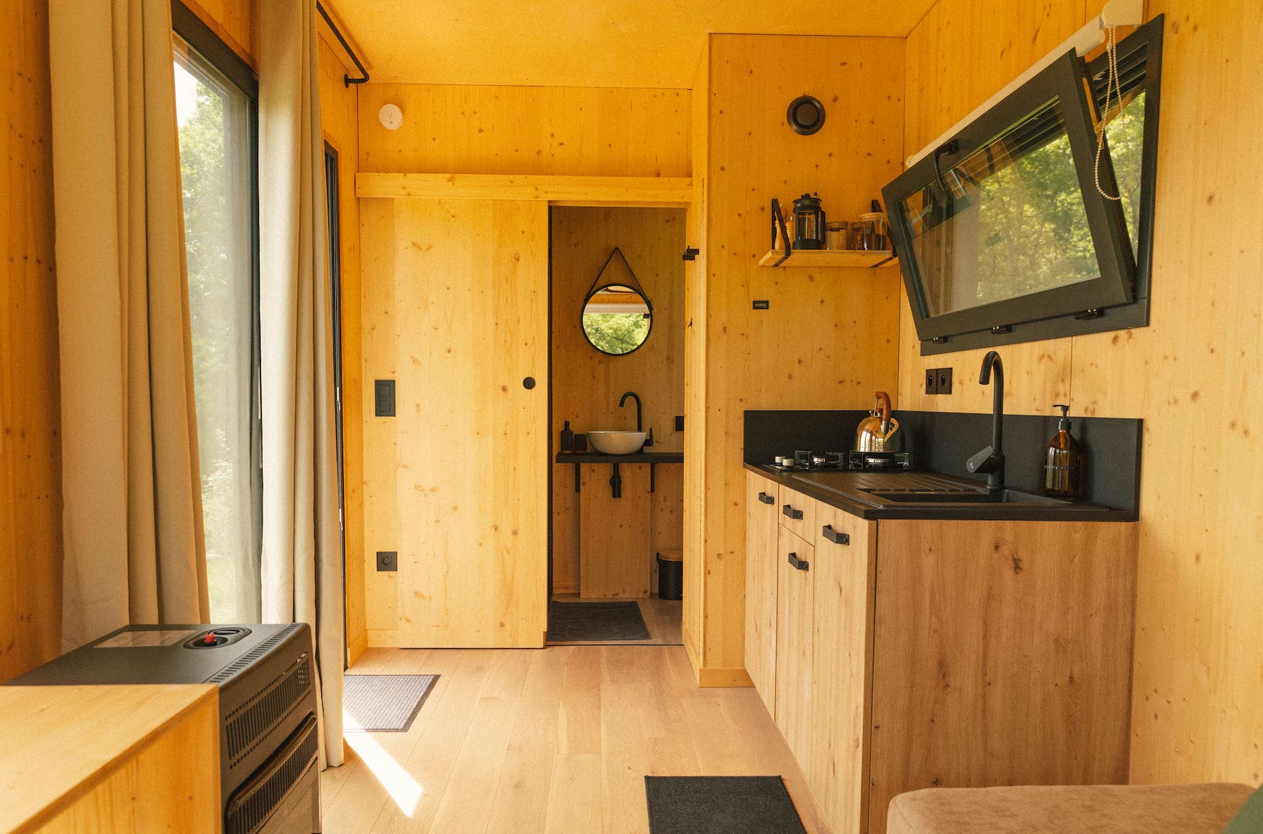 Une escapade enchantée dans une Tiny House au cœur du Perche normand à Bretoncelles — espace de vie
