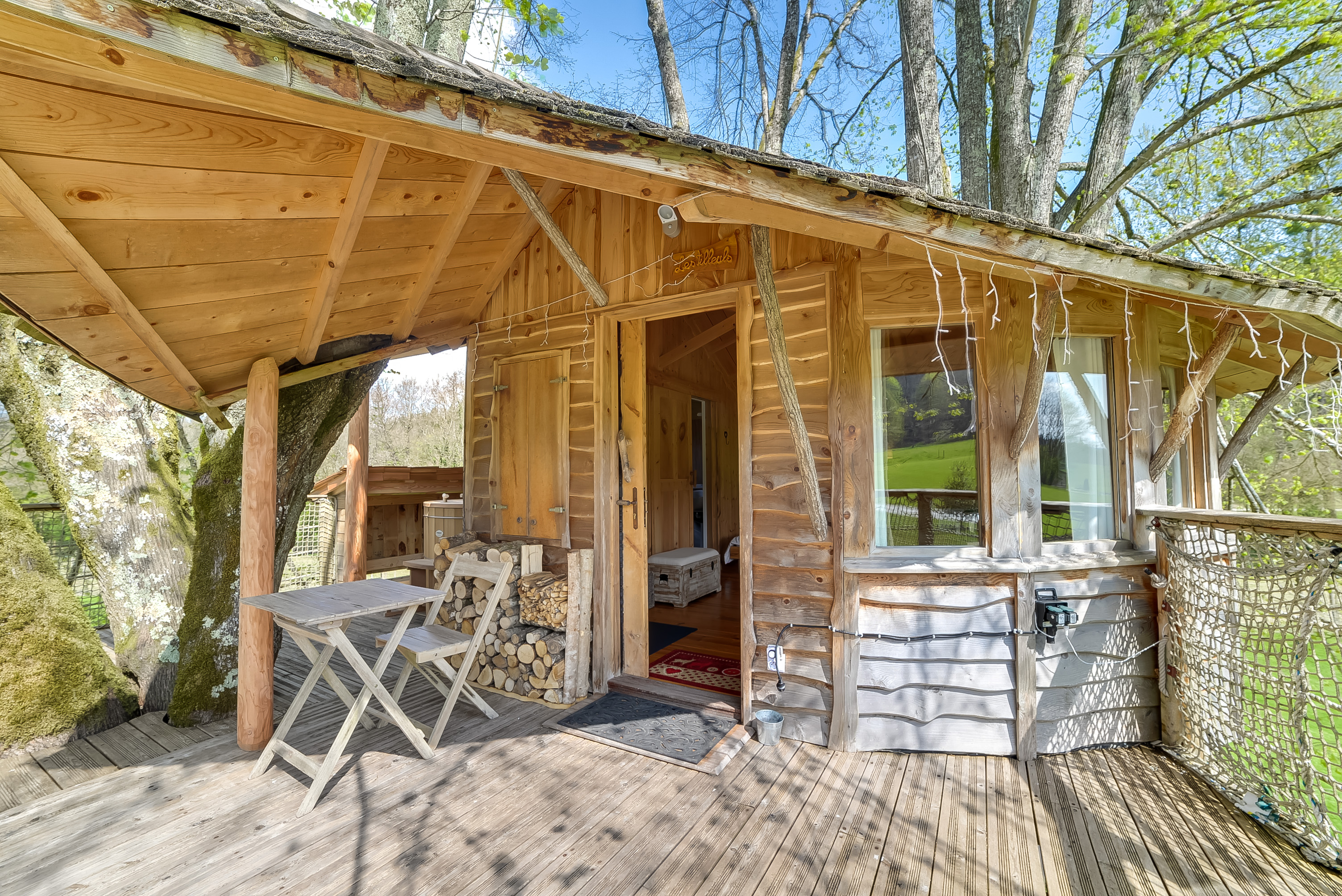Cabane Spa des Tilleuls : une évasion dans les arbres à Corcelle-Mieslot — vue intérieure