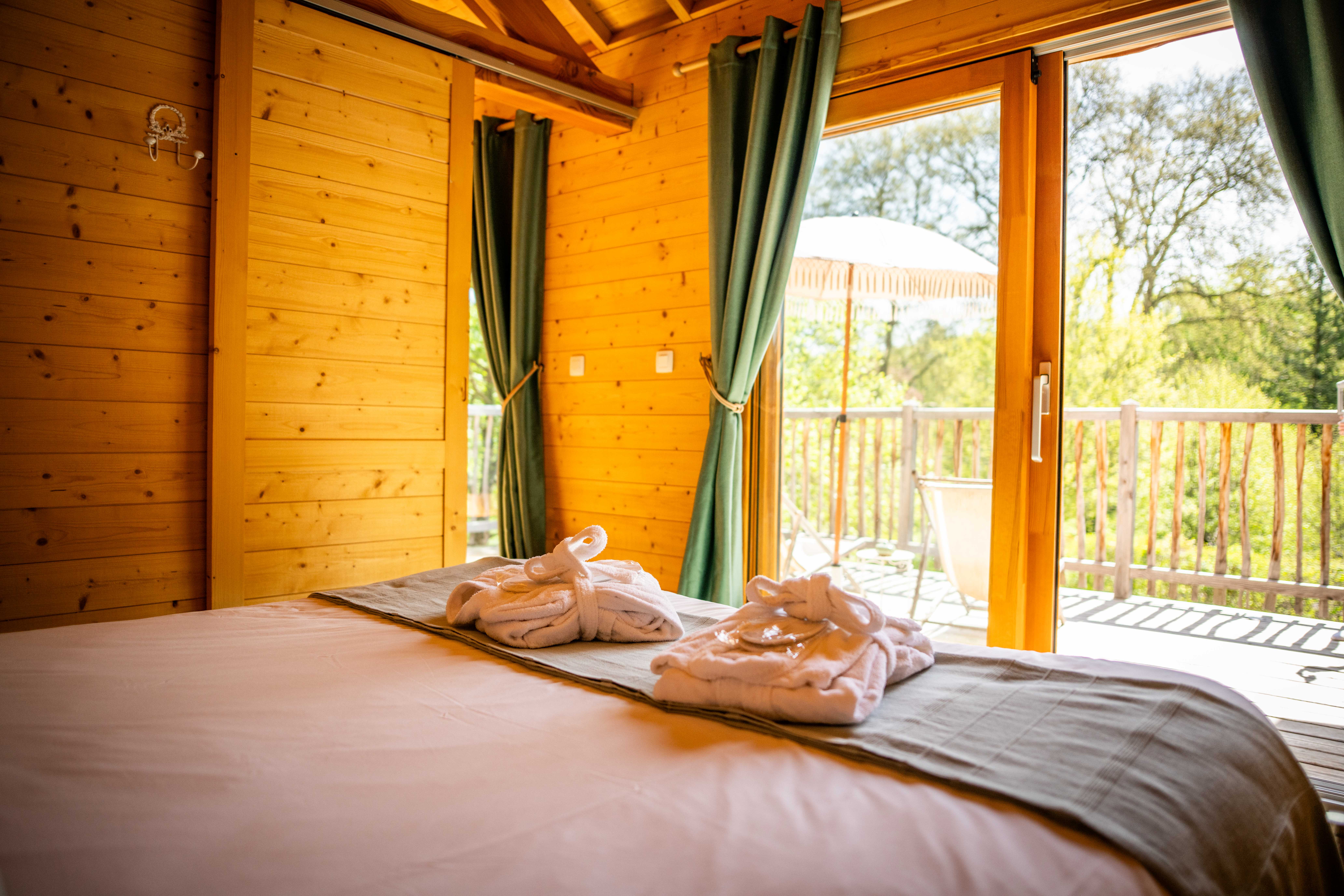 La cabane du Domaine des Ecus d'Or — Cabane sur pilotis avec spa à Côte-d'Or à Dijon — espace de vie