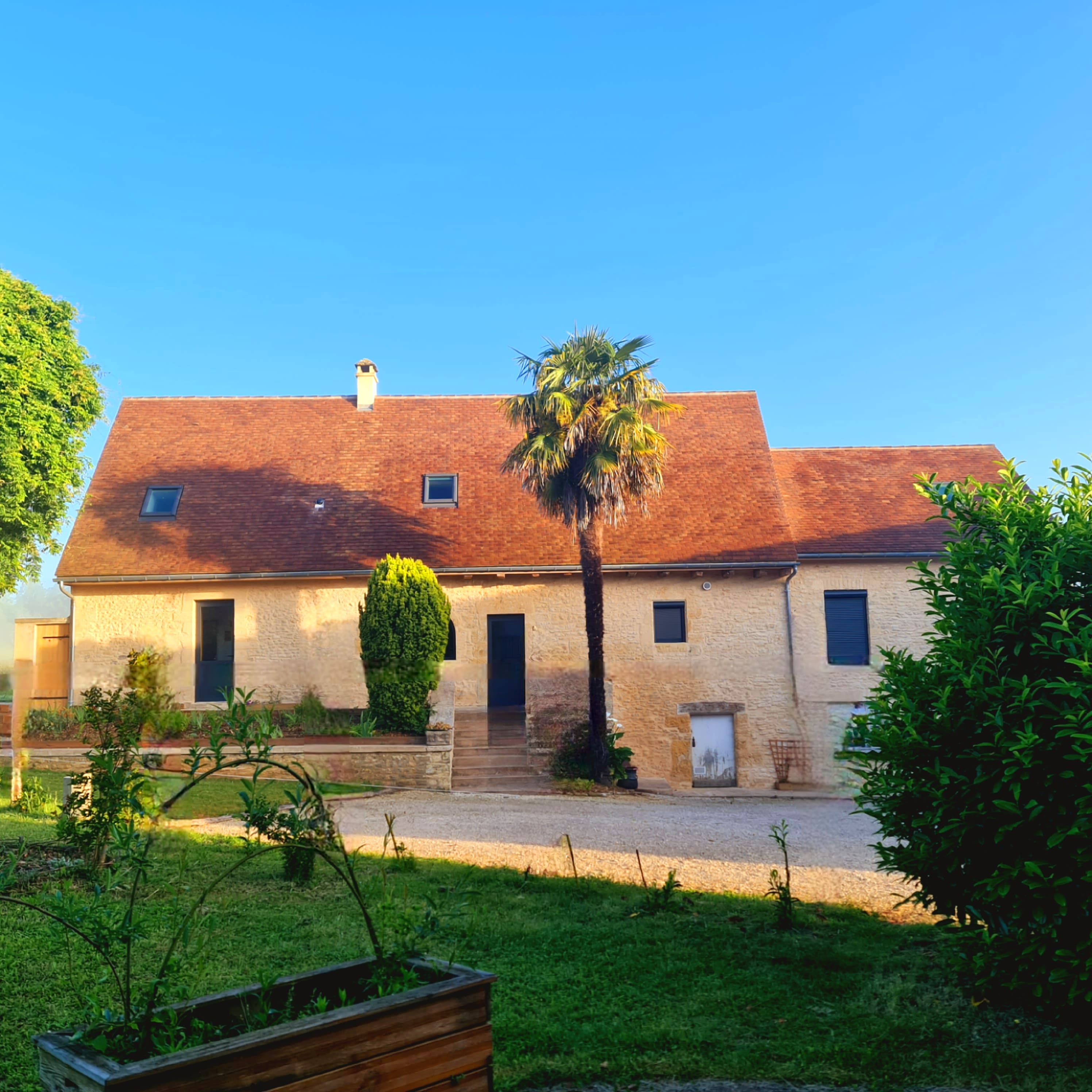 Un éco-gîte immersif pour 13 aventuriers en Aquitaine à Saint Genies — vue intérieure