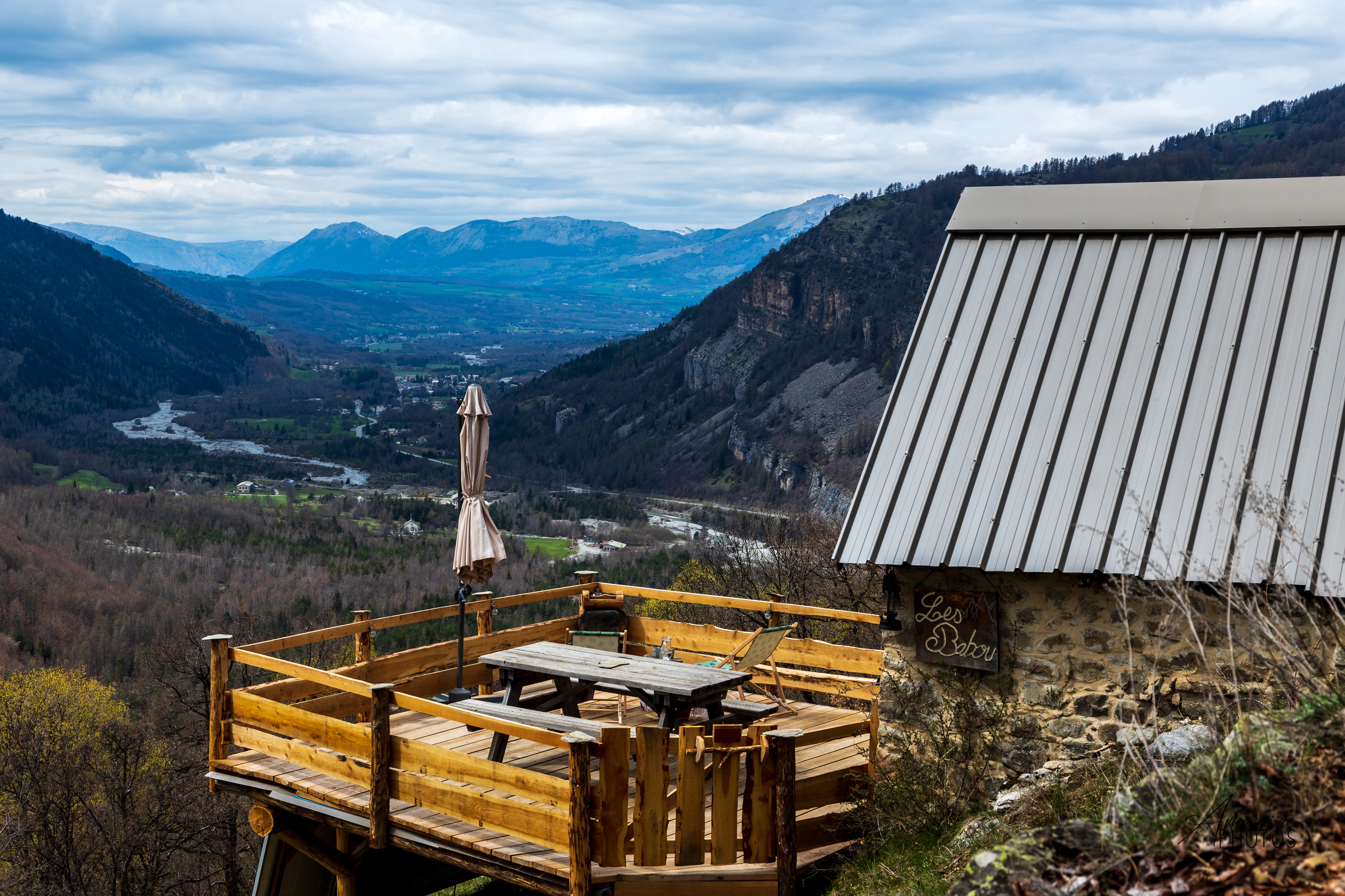 Chalet des Babous : un refuge romantique en pleine nature à Orcières — vue intérieure