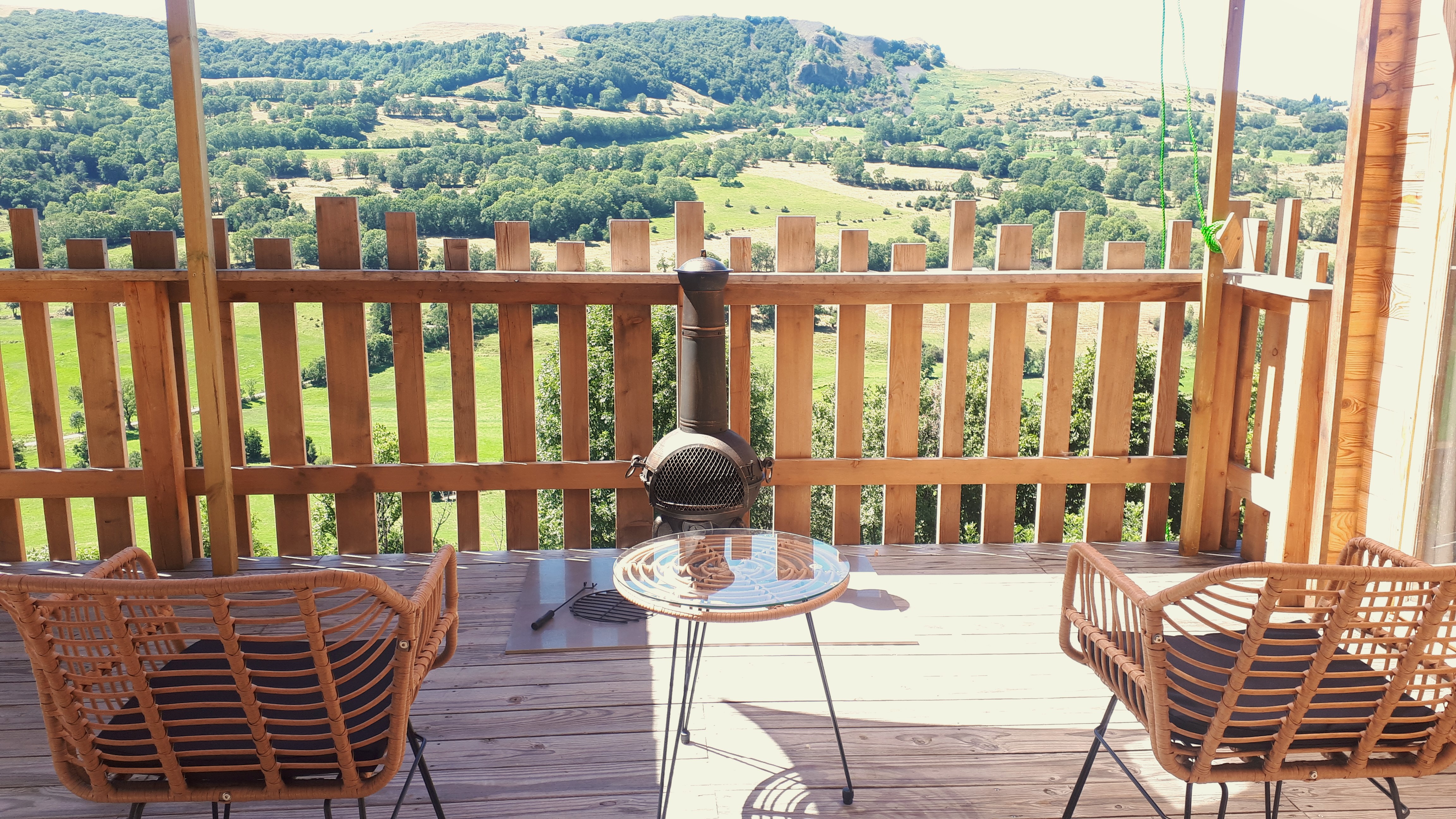 Cabane sur pilotis avec spa : une expérience unique en Auvergne à Cheylade — espace de vie