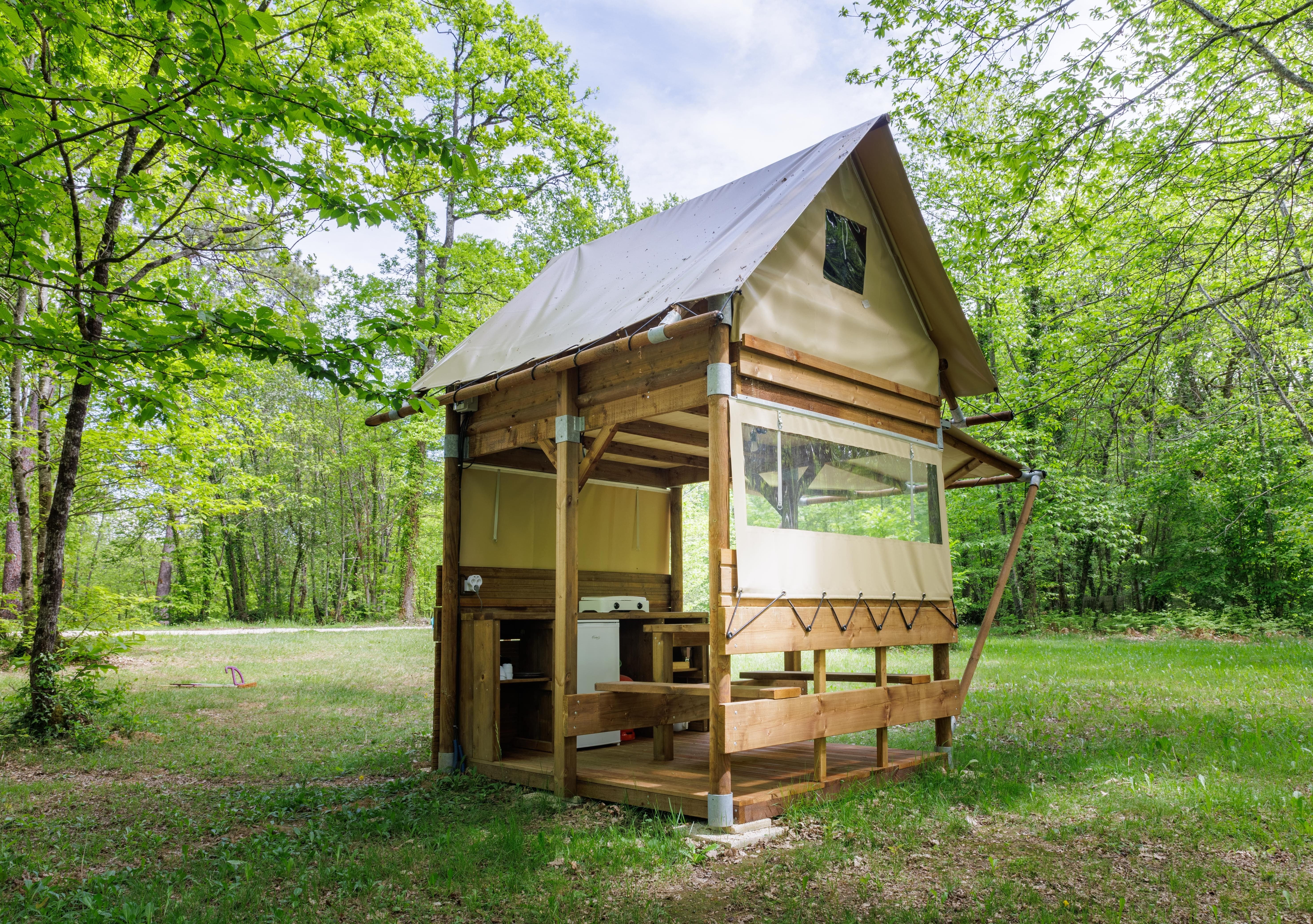 Cabane Perchée — Nuit suspendue entre ciel et forêt à Lot