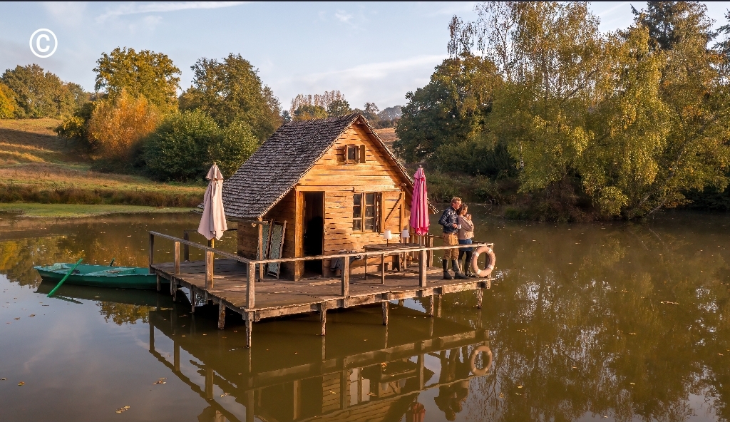 Cabane du Paraclet : une évasion sur l'eau en Bourgogne à Saint-Didier-Sur-Arroux — chambre