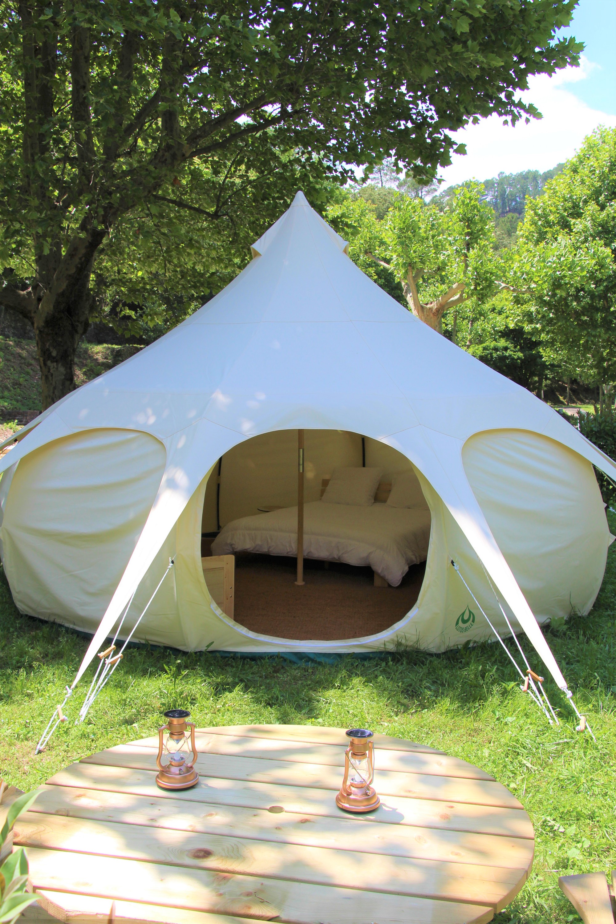Évasion en Tente Lotus Châtaigne Familiale au cœur de la nature à Peyremale — chambre