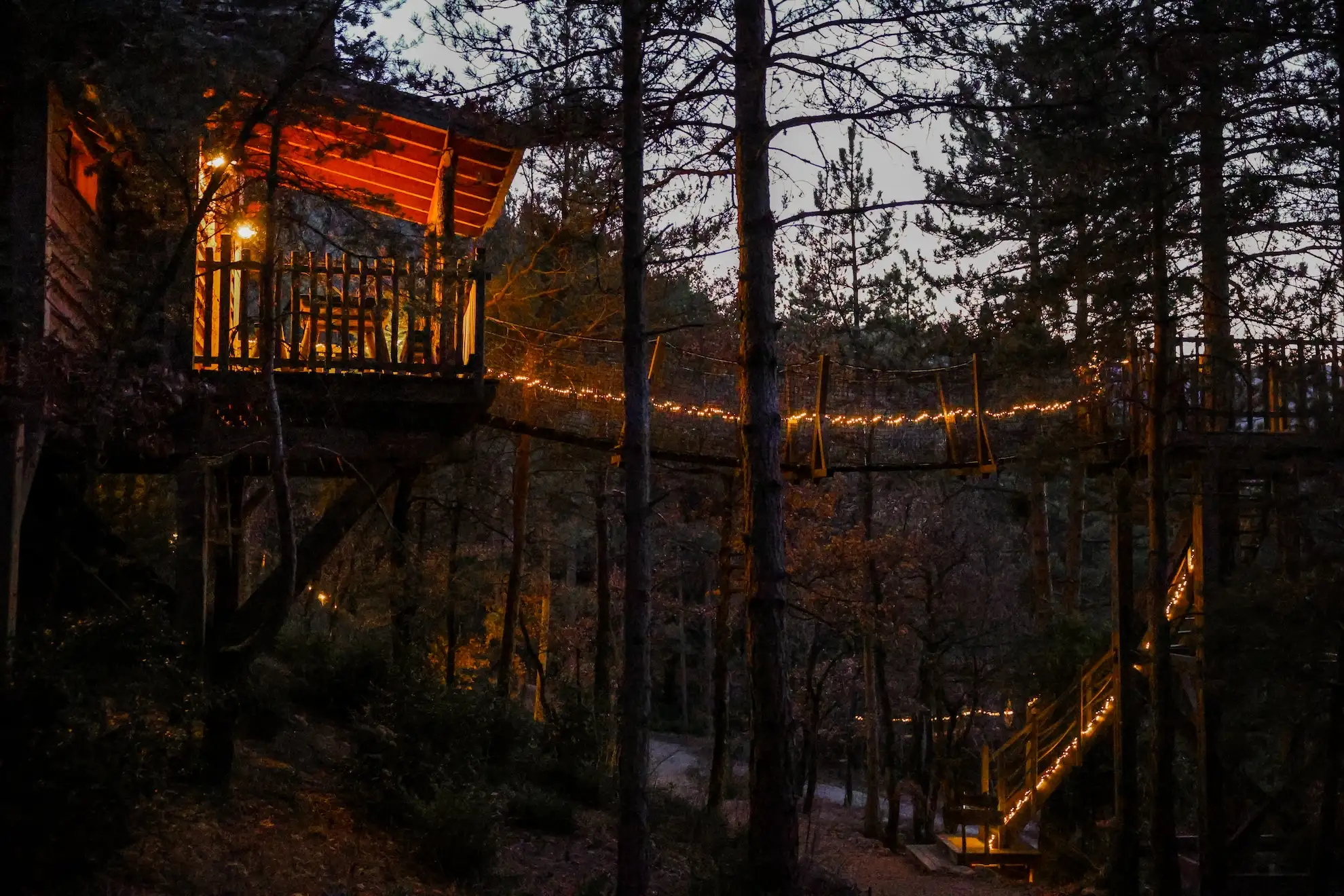 Épine Vinette & Spa — Cabane dans les arbres avec spa à Hautes-Alpes à Réallon — détail architectural