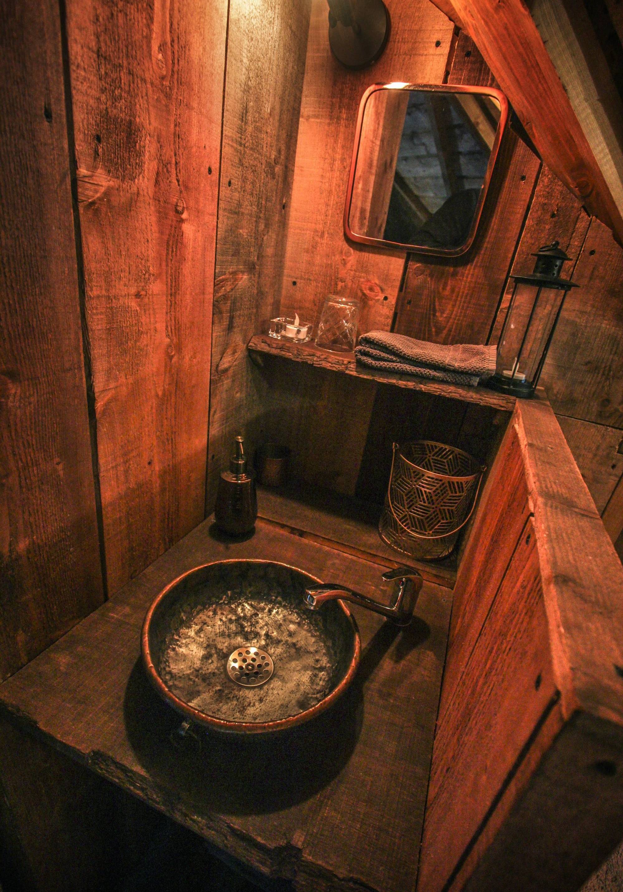 Cabane sur pilotis avec spa des Trappeurs en Auvergne à Cheylade — vue depuis la terrasse