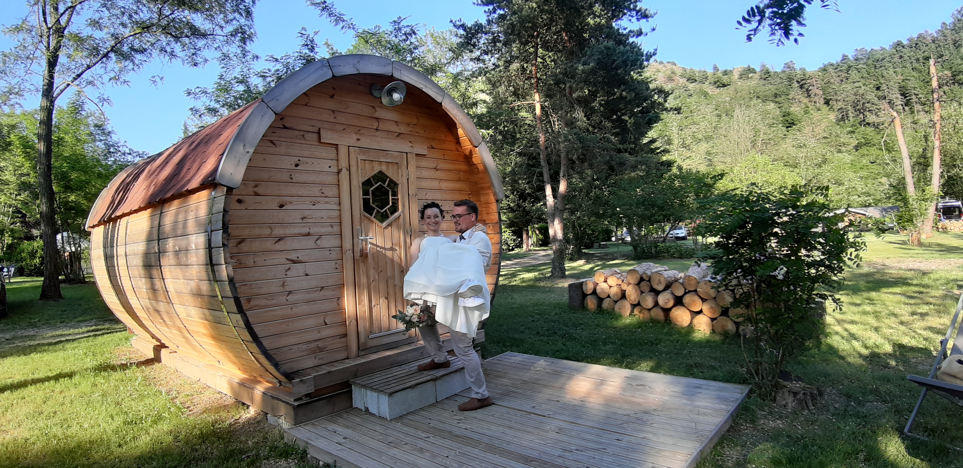 Séjournez dans un tonneau atypique en Rhône-Alpes à Arlebosc — espace de vie