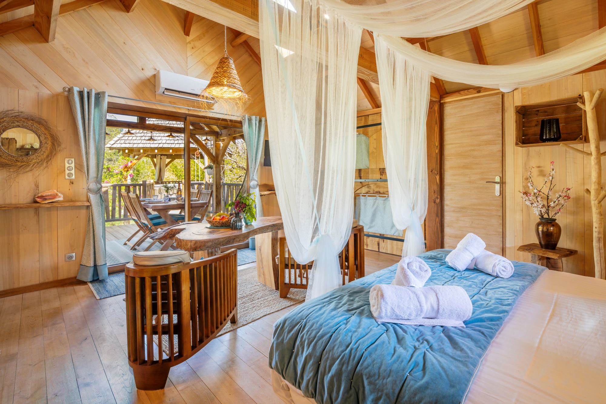 Cabane Spa Béquia : une expérience unique sur pilotis en Aquitaine à Carsac-Aillac — chambre