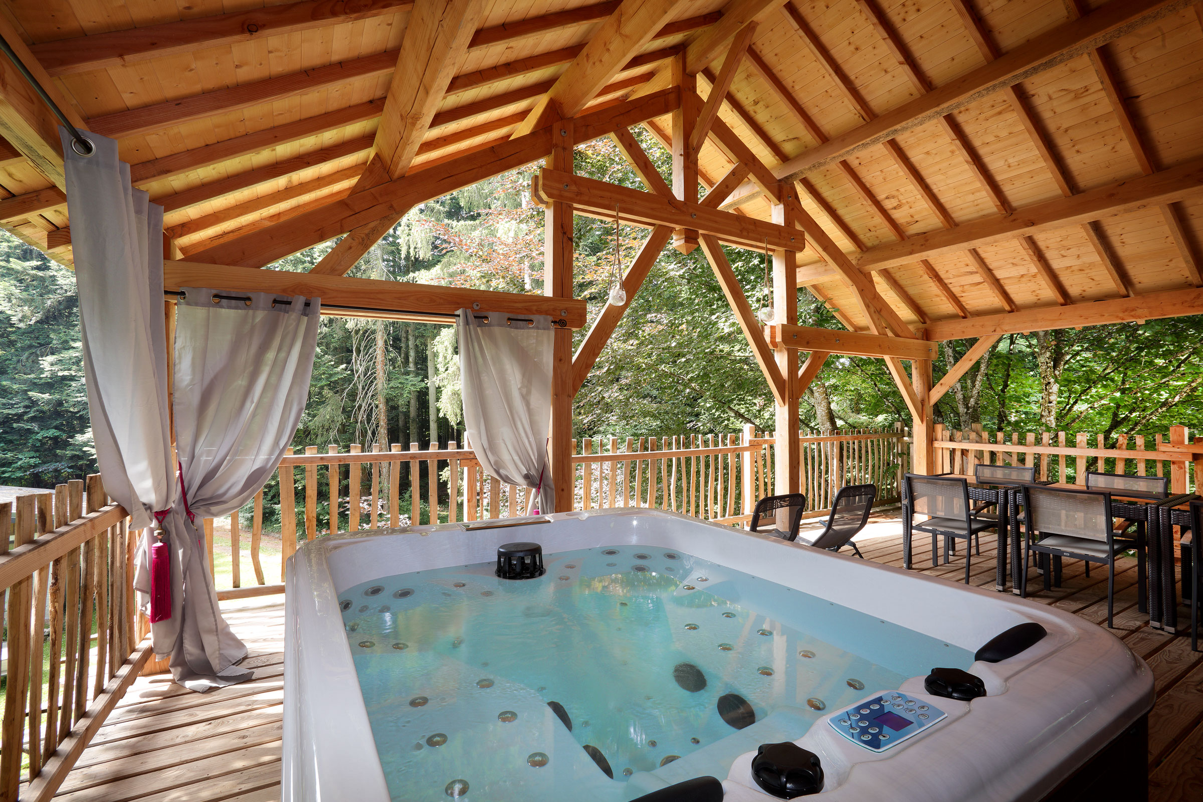 Lodge Suite Spa — Cabane dans les arbres avec jacuzzi à Haute-Savoie à Larringes — espace de vie