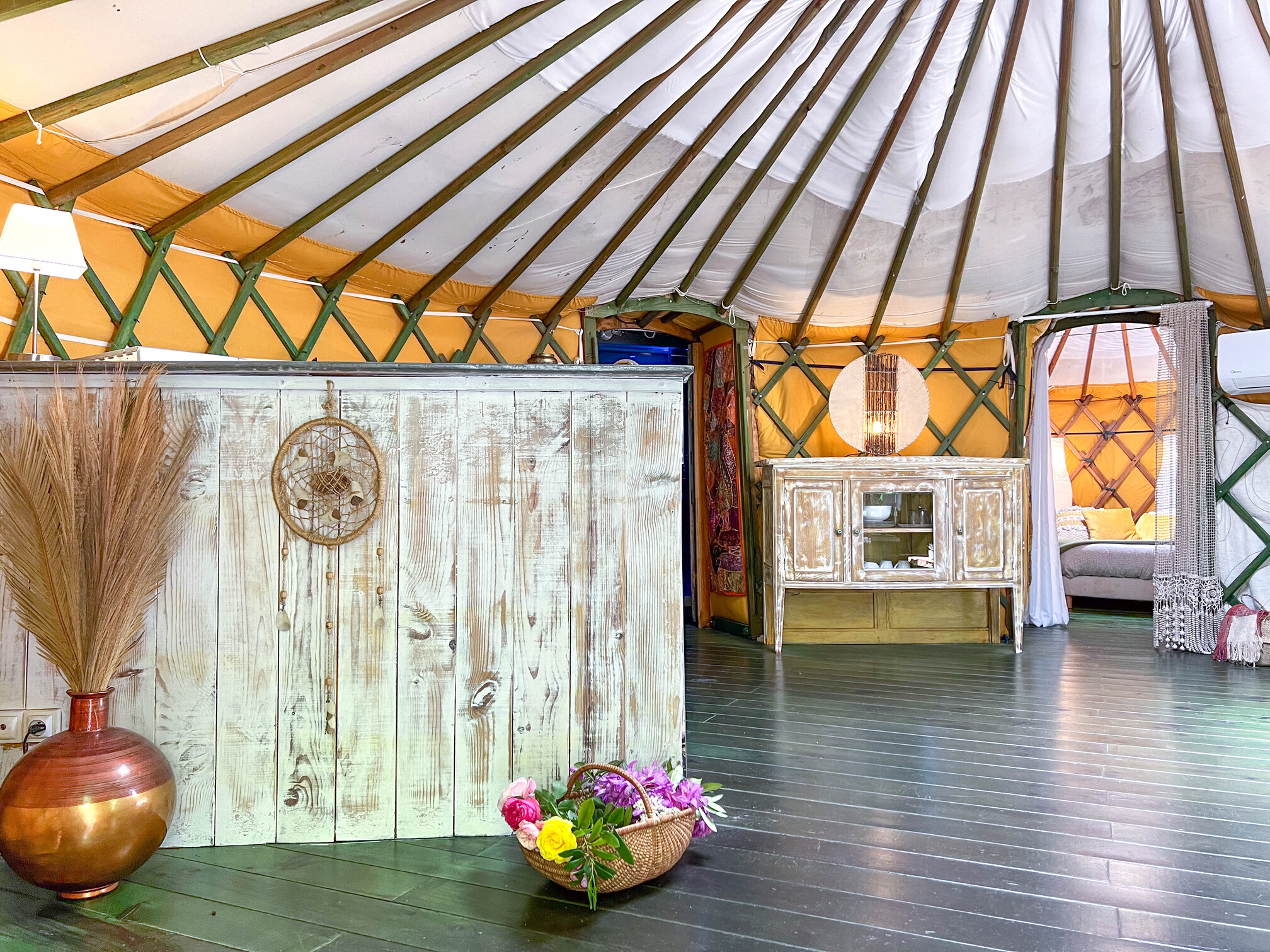 La Love Yourte : une immersion au cœur de l'Auvergne à Vitrac — chambre