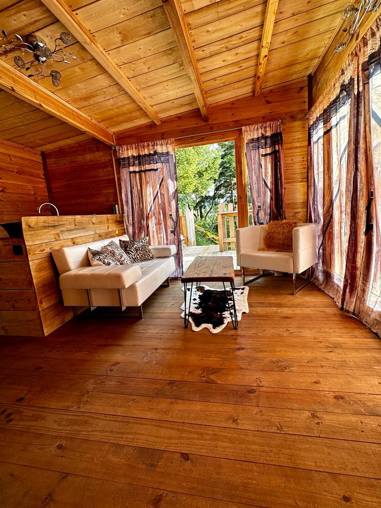 Cabane sur pilotis avec spa : une expérience unique en Auvergne à Cheylade — détail architectural