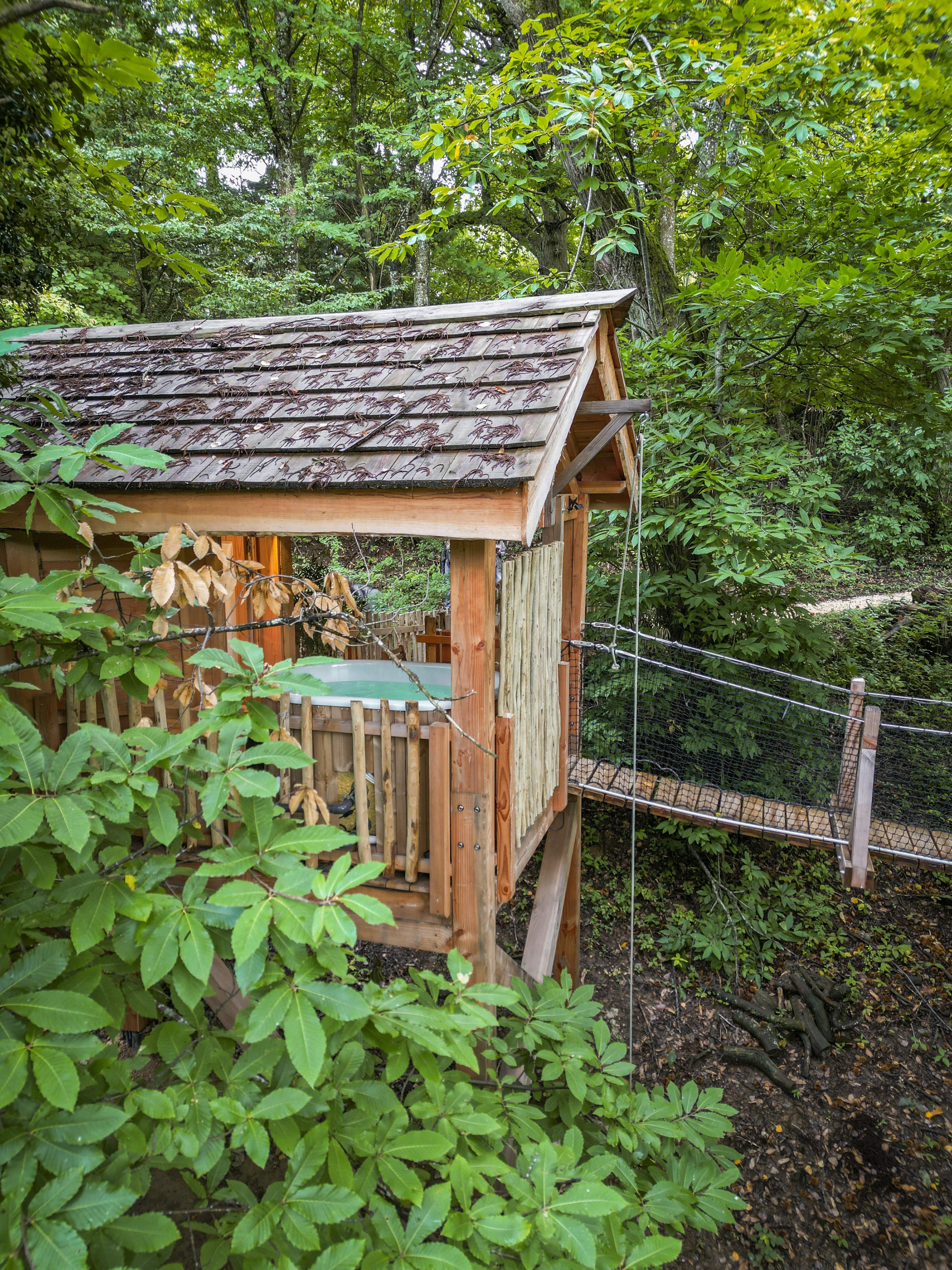 Évasion dans une cabane SPA Lov'nid en Rhône-Alpes à Gillonnay — environnement naturel