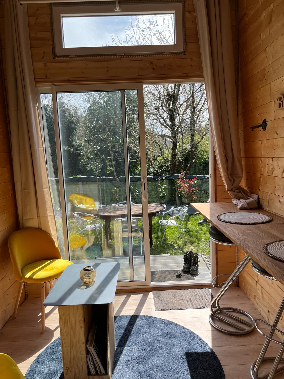 La Tynio : une tiny house moderne en Bretagne à Sarzeau — espace de vie