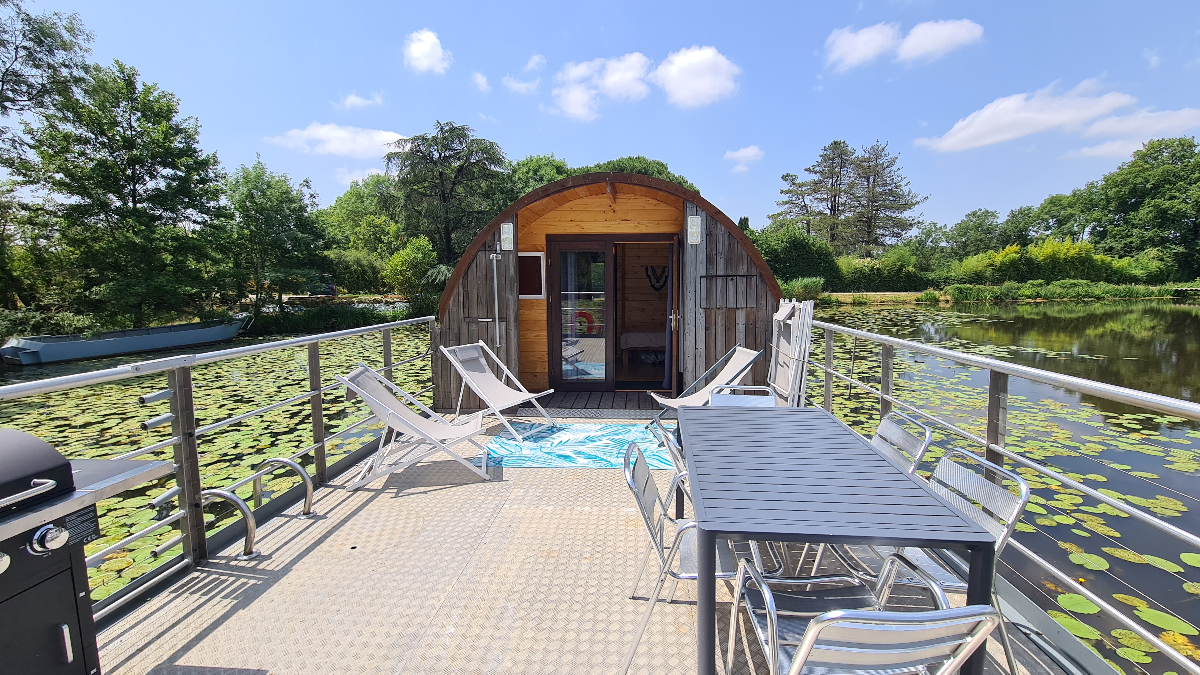 Le bateau cabané — Péniche avec spa à l'Étang des Landes en Vendée à L'Étang des Landes — vue intérieure