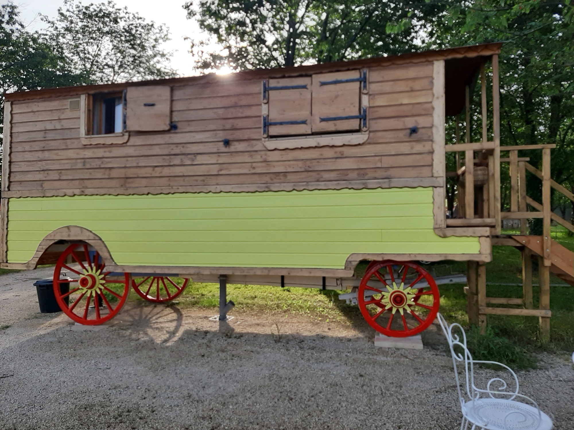 Roulotte Maquisarde — Séjour bohème avec spa à Vercors (Drôme) à Saint-Jean-En-Royans — vue intérieure