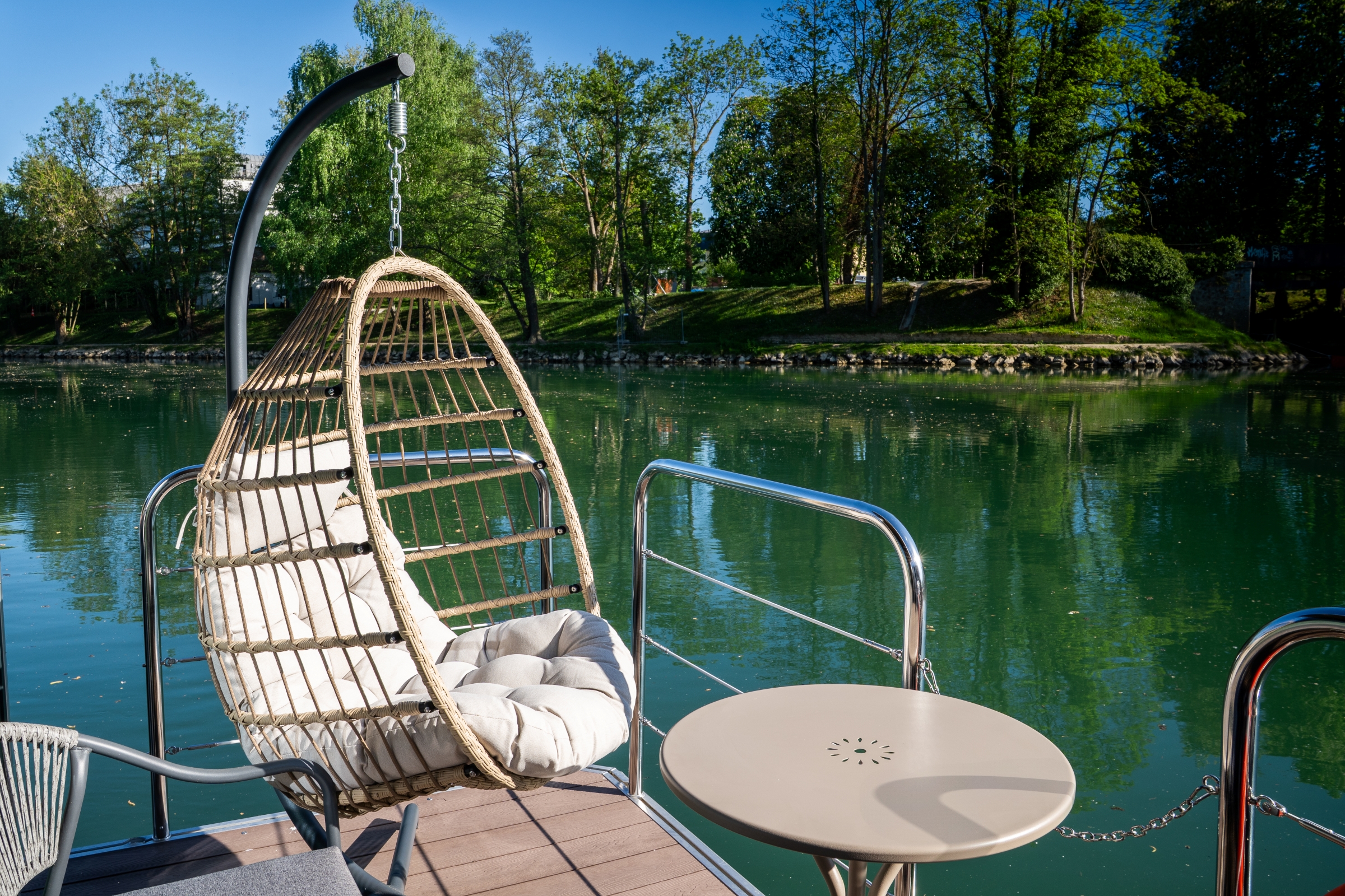 Suite flottante Supérieure — Maison insolite avec balnéo à La Ferté-sous-Jouarre à La Ferté-sous-Jouarre — espace de vie