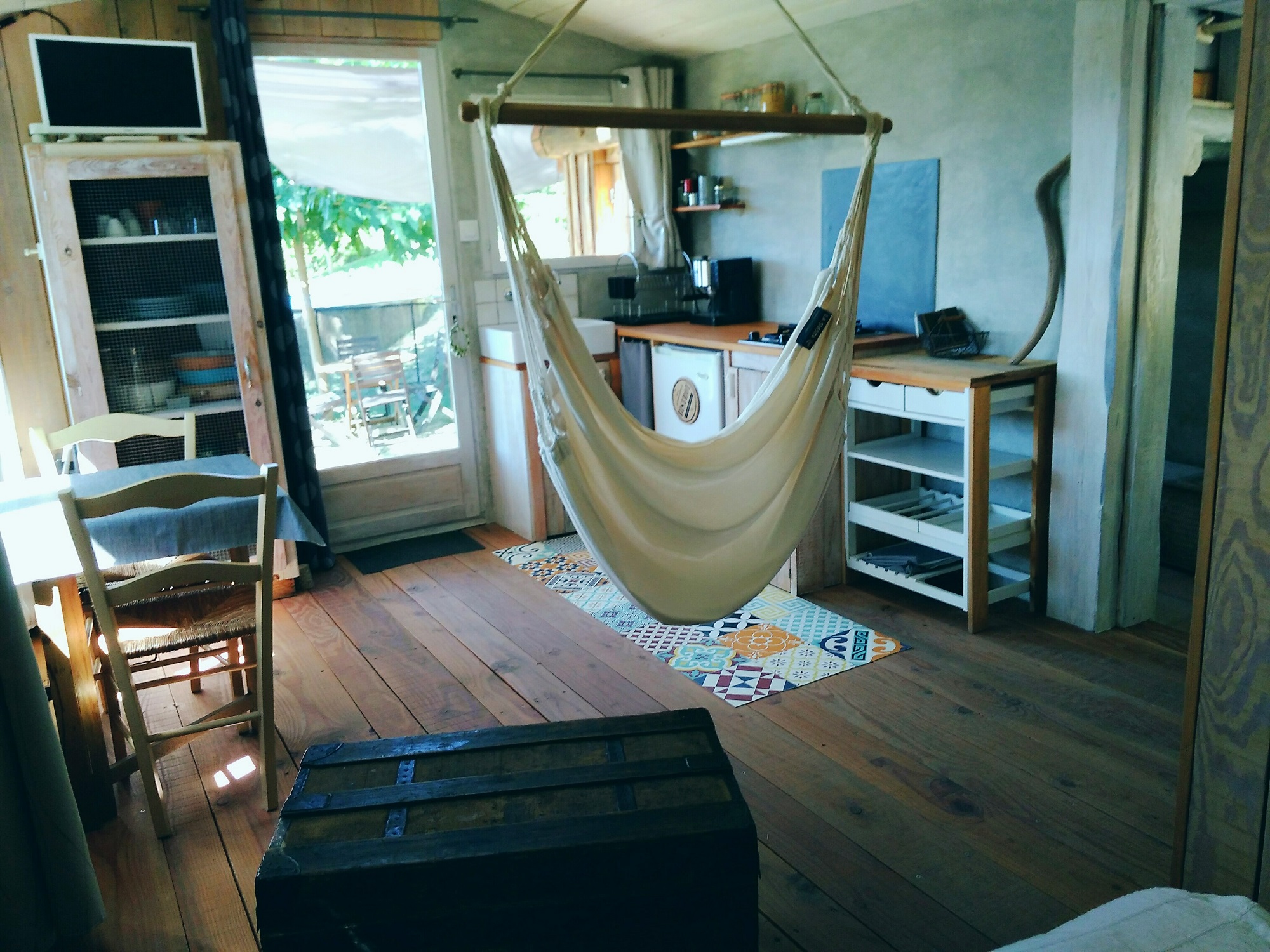 La Cabane en Bois : une expérience immersive en Midi-Pyrénées à Villemur Sur Tarn — vue depuis la terrasse