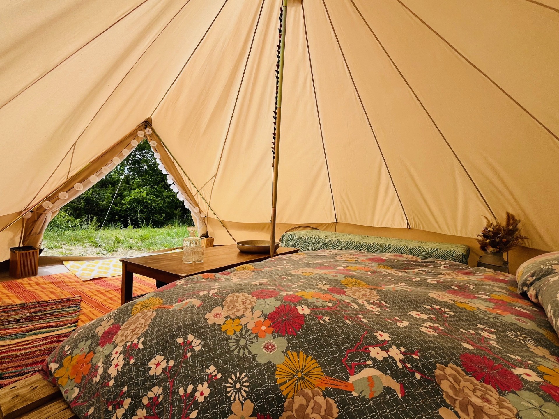 Un tipi étoilé au cœur de la vallée à Valensole — cuisine