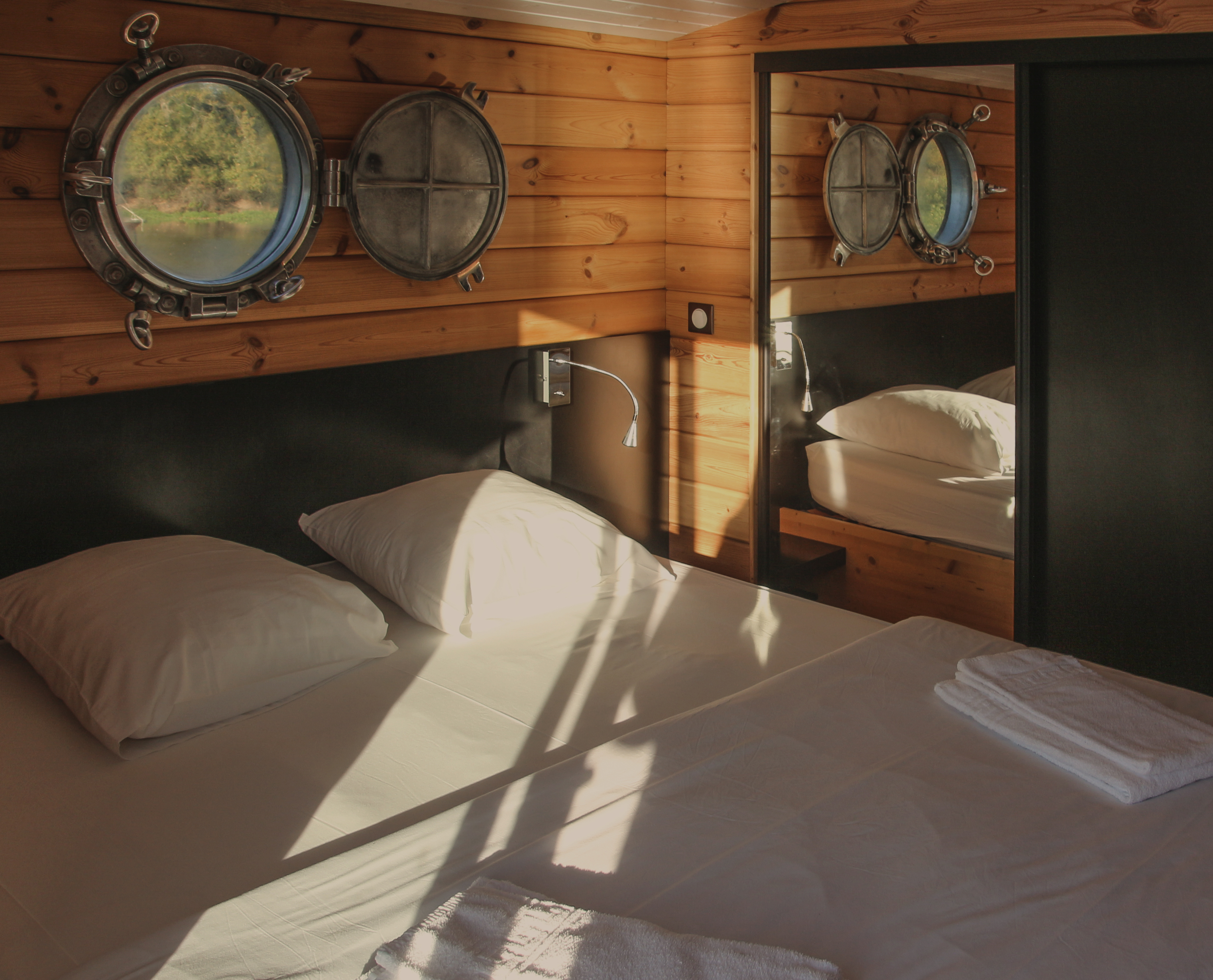 Toue Cabanée du Lac de Serre Ponçon — Péniche avec spa à Hautes-Alpes à Rousset-Serre-Ponçon — salle de bain