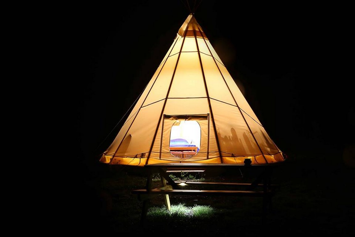 Un tipi au bord d'un lac : une immersion en Auvergne à Condat-En-Combraille — espace de vie