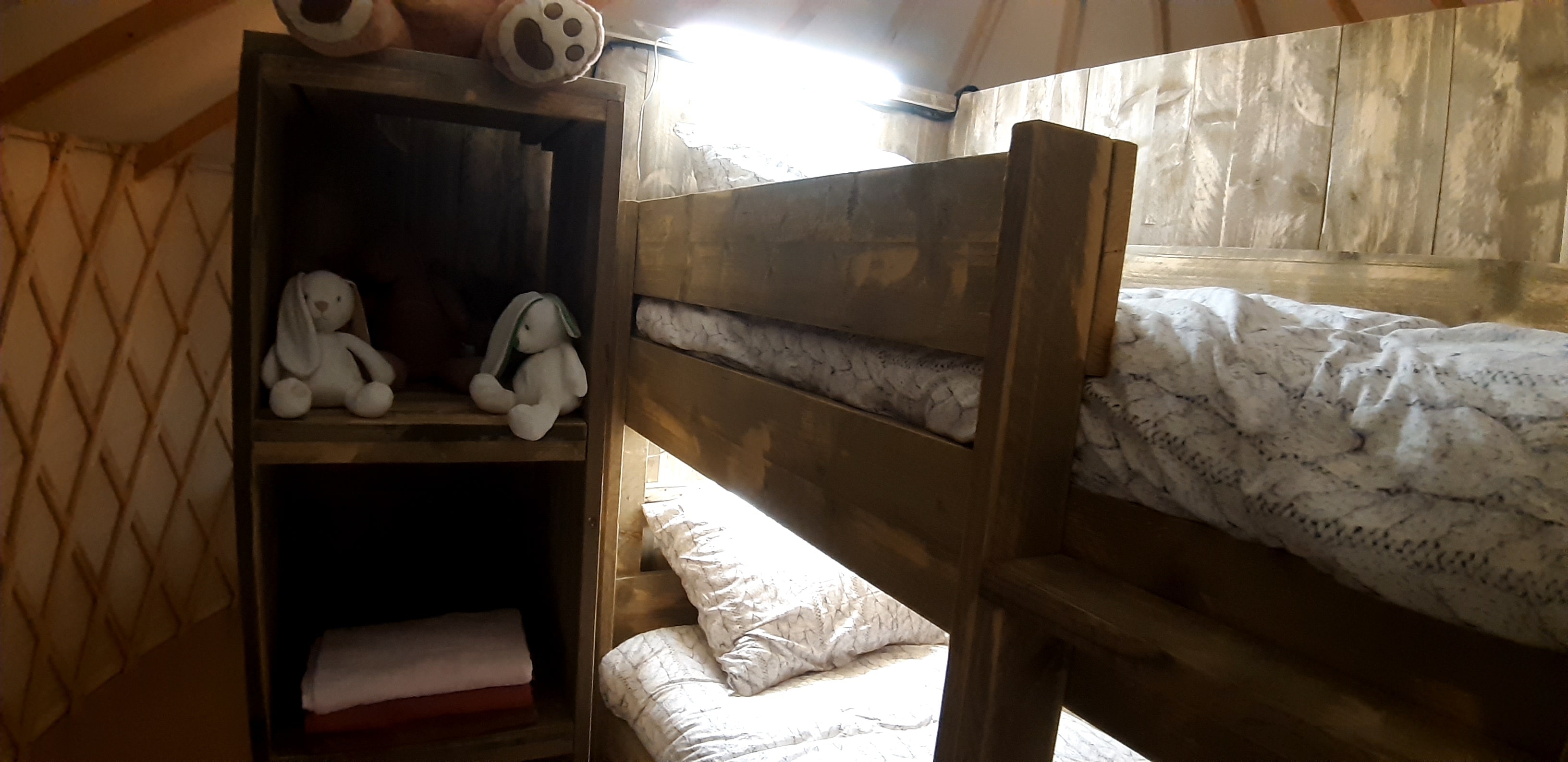 Yourte WOOD 5 personnes — Yourte avec spa à Ardèche à Aubenas — chambre