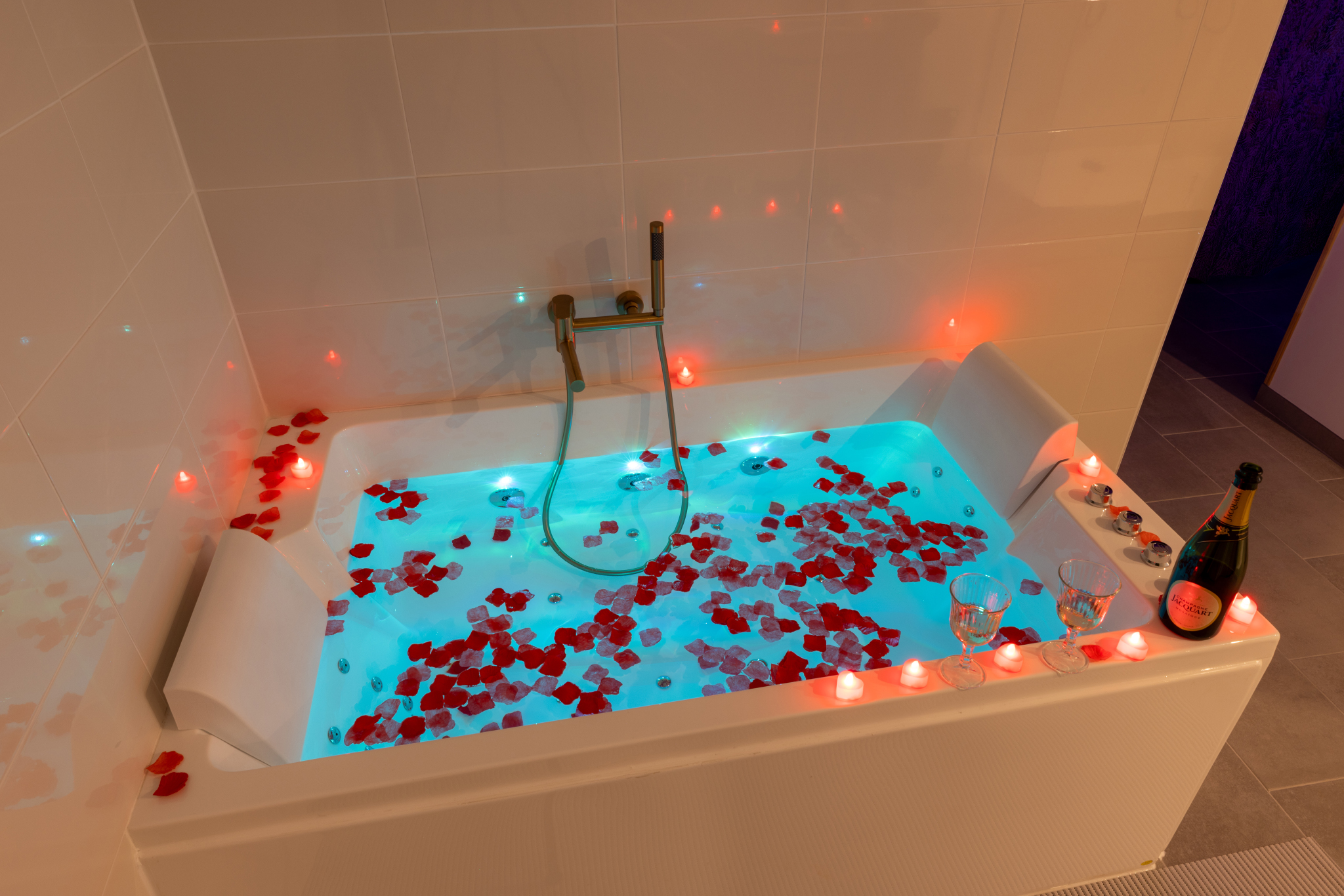 Le bridger love & Spa — Love Room avec spa à Aude à Gaja-et-Villedieu — espace de vie