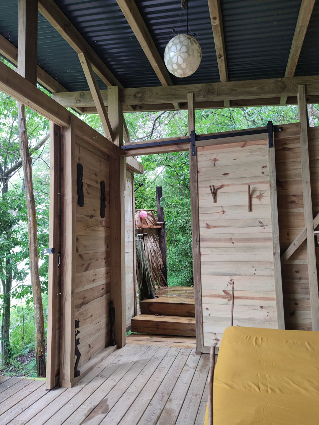 Gran Kabane — Cabane dans les arbres avec vue mer à Guadeloupe à Deshaies — environnement naturel