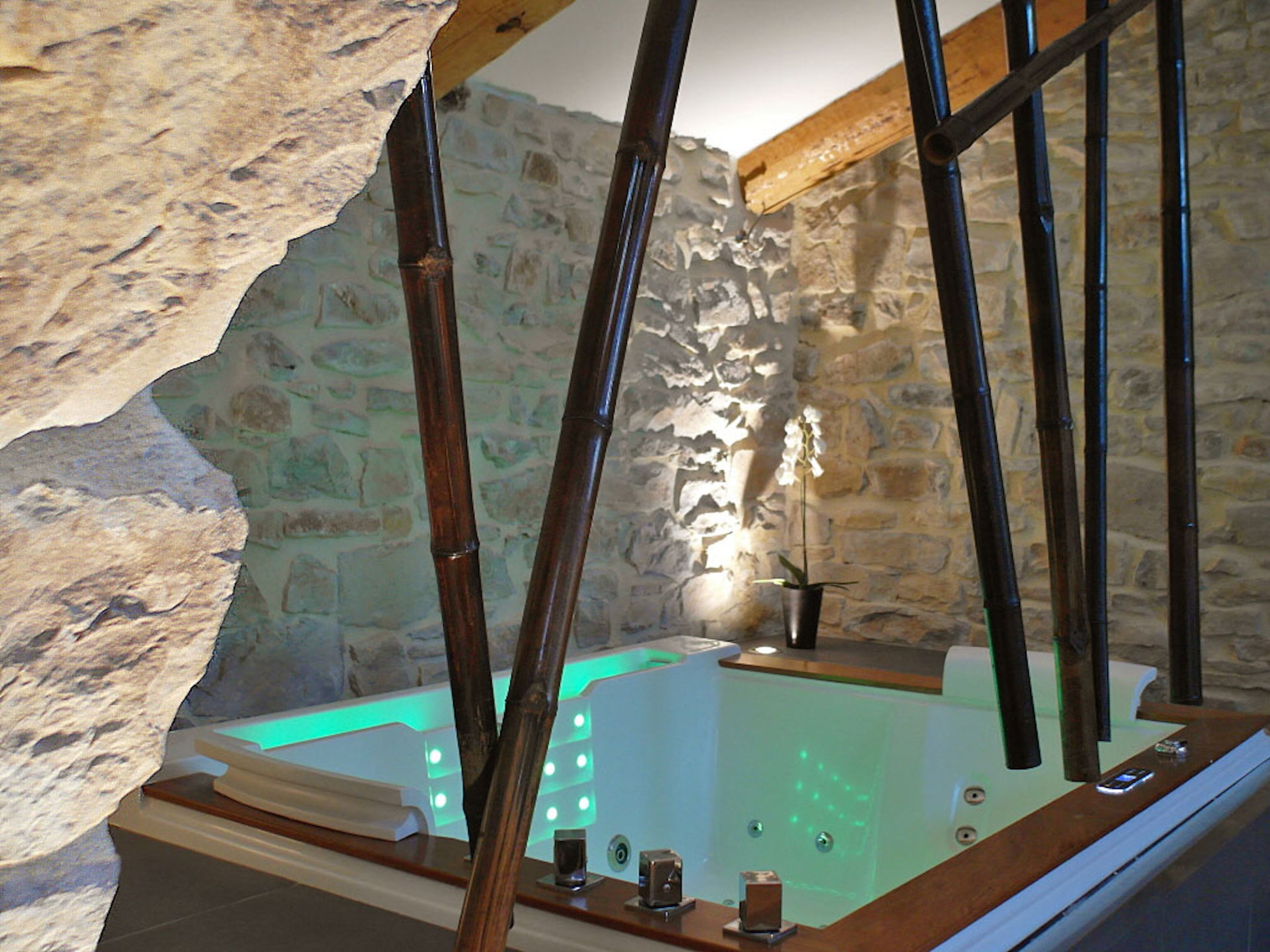 Loft Benjamin & Spa : une évasion sensorielle en Languedoc-Roussillon à Carnas — vue intérieure