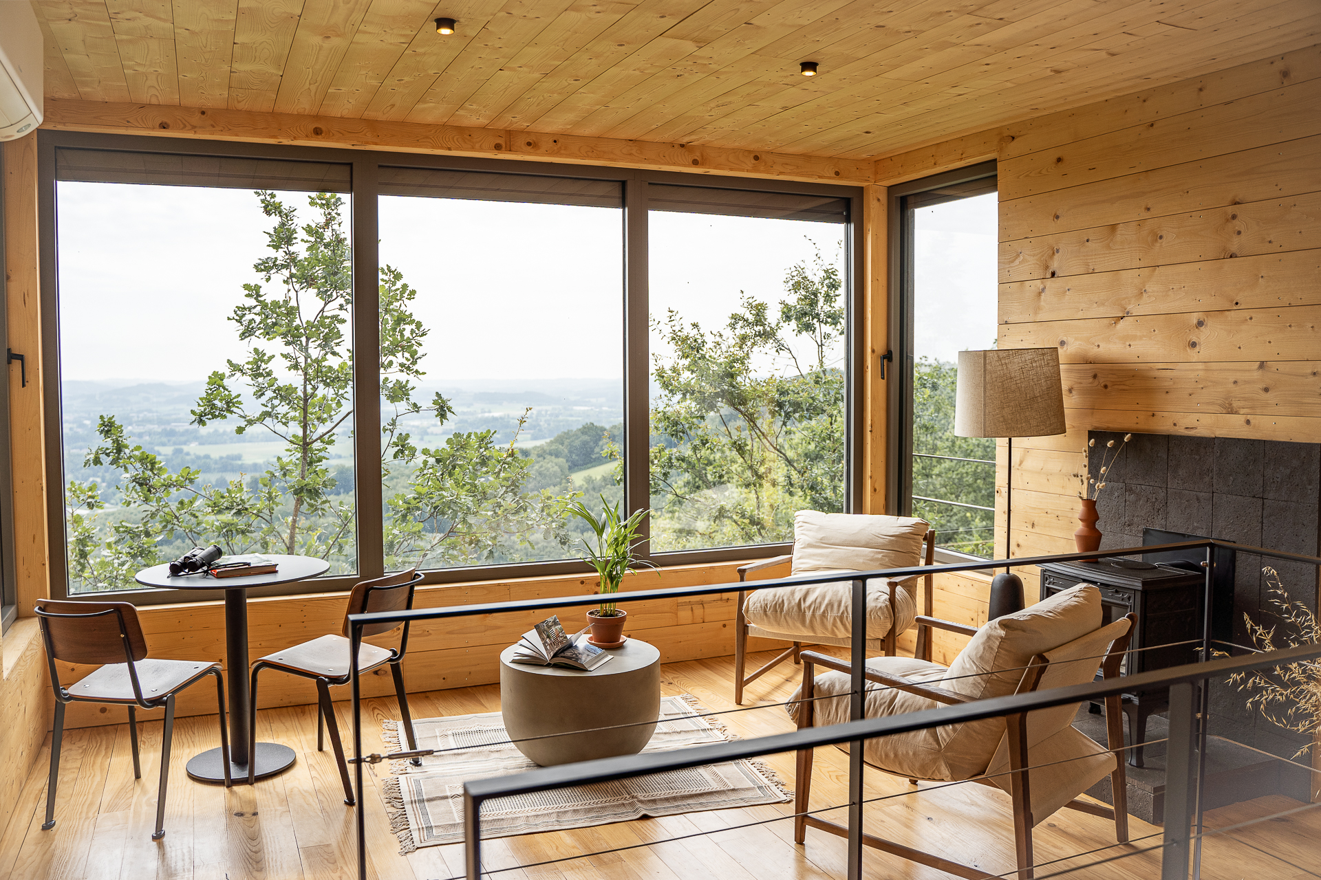 La Palombière 1 : une cabane dans les arbres avec spa en Aquitaine à Laparade — espace de vie