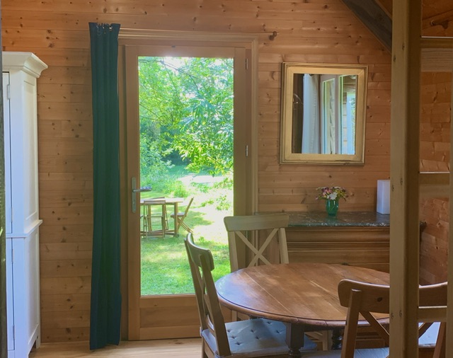 Chalet au bord de l’eau et des chevaux : une escapade romantique en Bourgogne à Sauvigny Les Bois — salle de bain