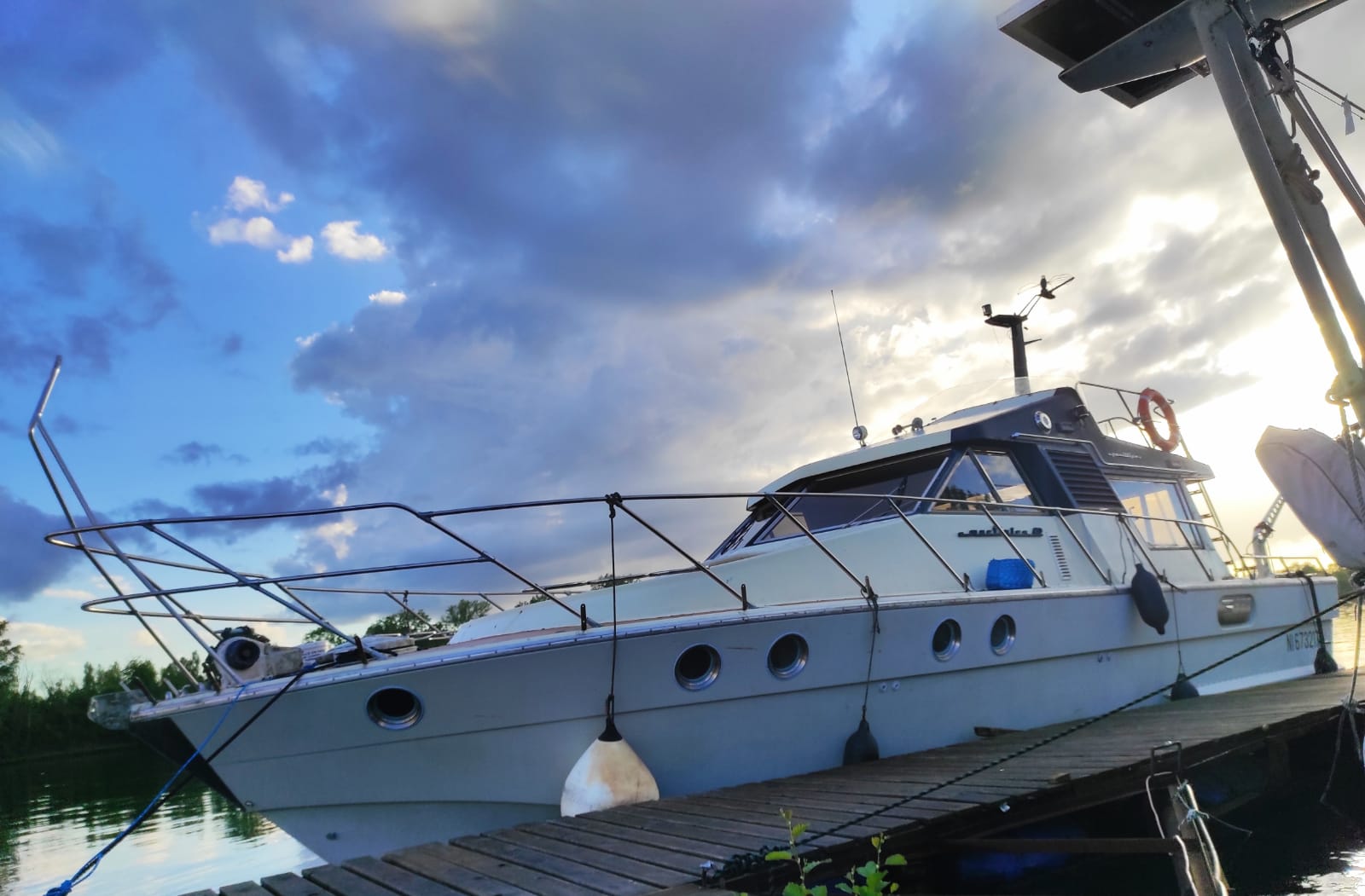 Yacht L'Odysea — Péniche avec spa à Port Ilon (Yvelines) à Saint-Martin-la-Garenne — vue intérieure