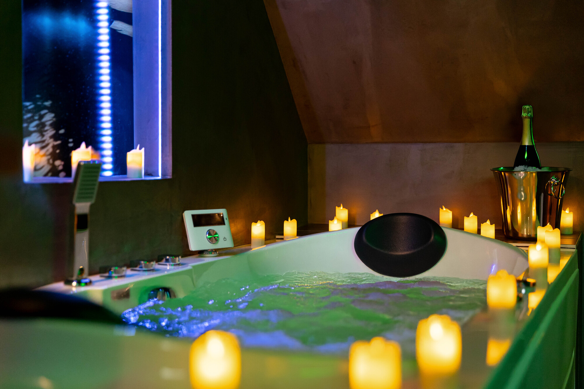 La Forêt Enchantée — Love Room avec Jacuzzi à Schirrhein (Bas-Rhin) à Schirrhein — vue intérieure