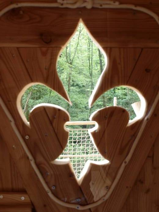 Cabane Vigie : une expérience suspendue dans les arbres à Cléder — chambre