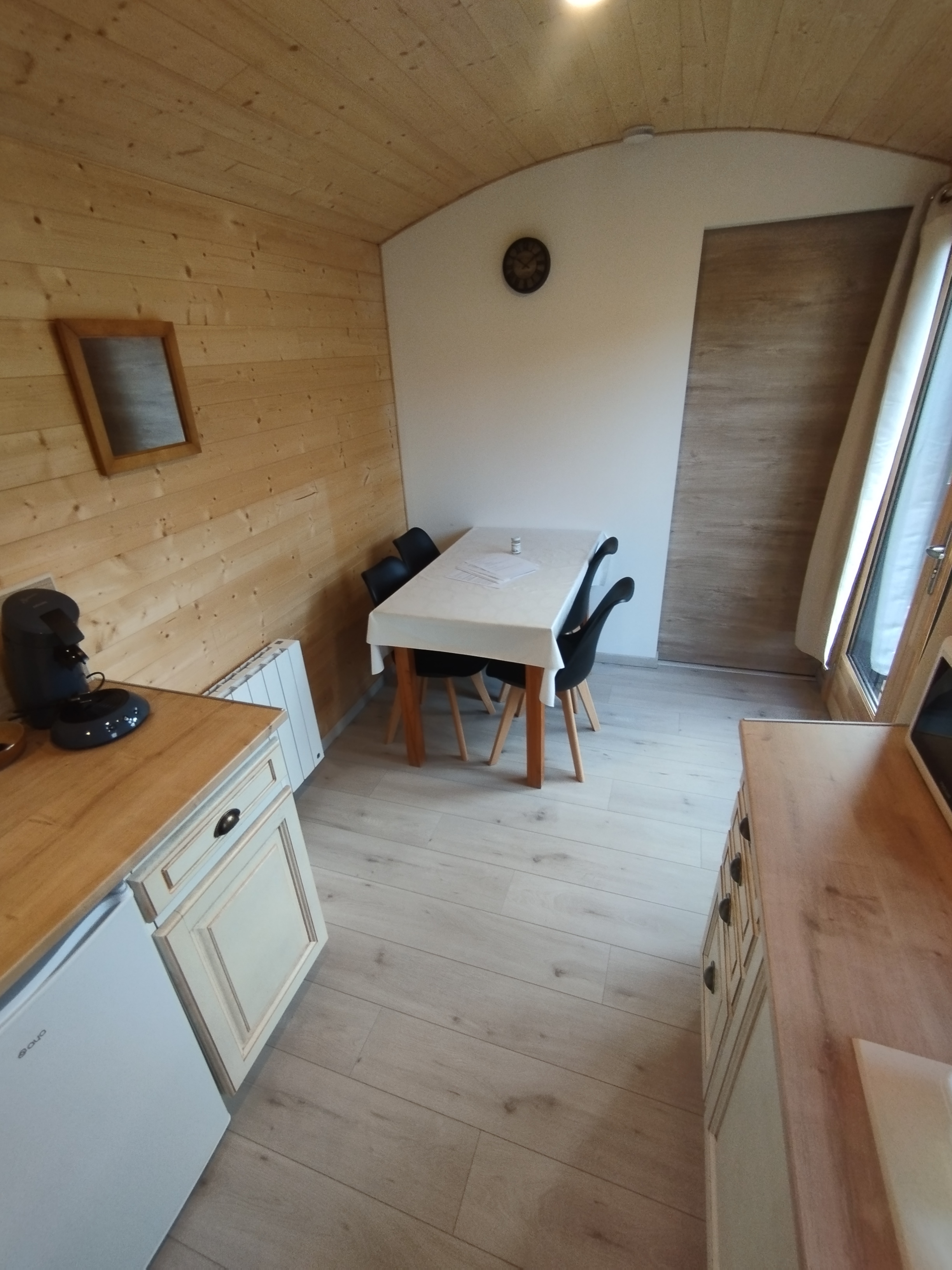 La roulotte de L'Orée des 4 chemins — Roulotte avec spa à Yonne à Auxerre — salle de bain