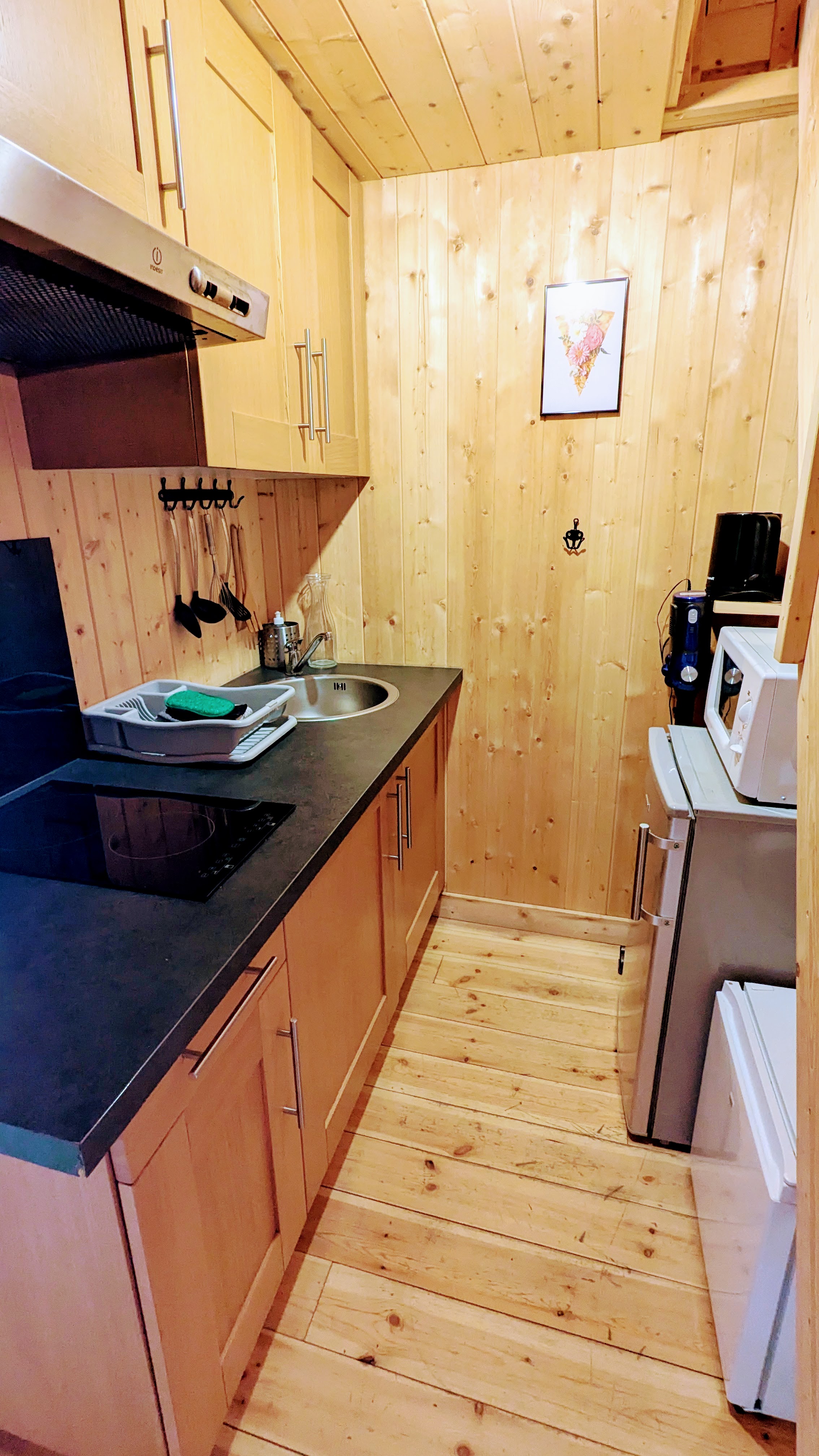 Lodge des Taillets : une cabane sur pilotis au cœur des Alpes à Serrières-Sur-Ain — cuisine