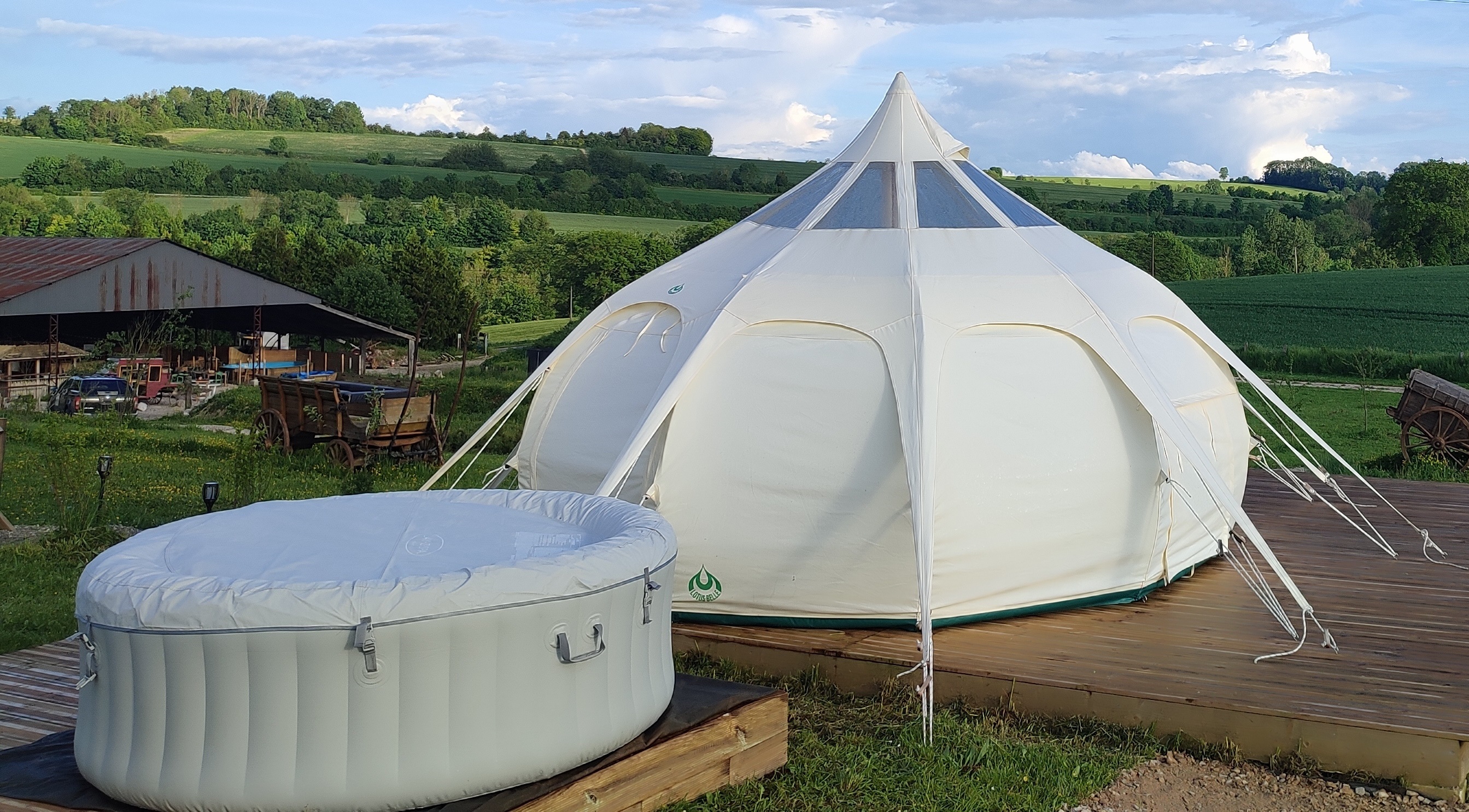 Tente Lotus zen : une expérience immersive en pleine nature à Lanches-Saint-Hilaire — chambre