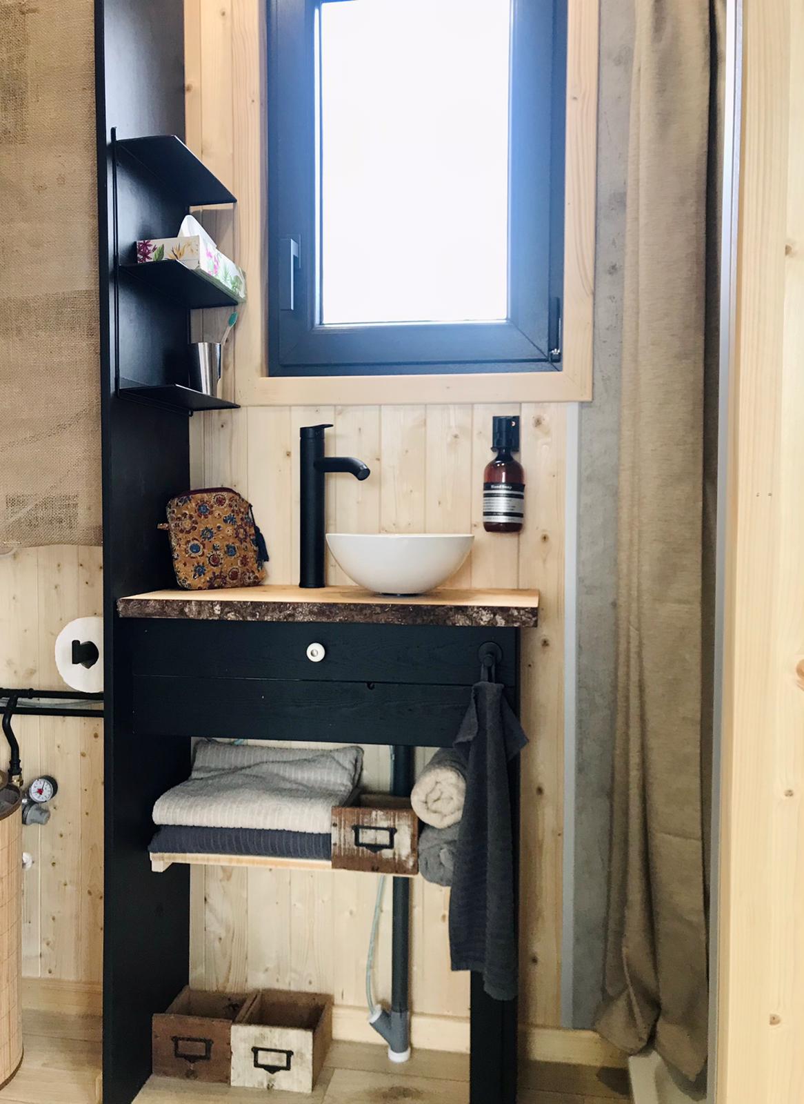 Tiny house moderne au cœur du Morvan à Bussières — détail architectural