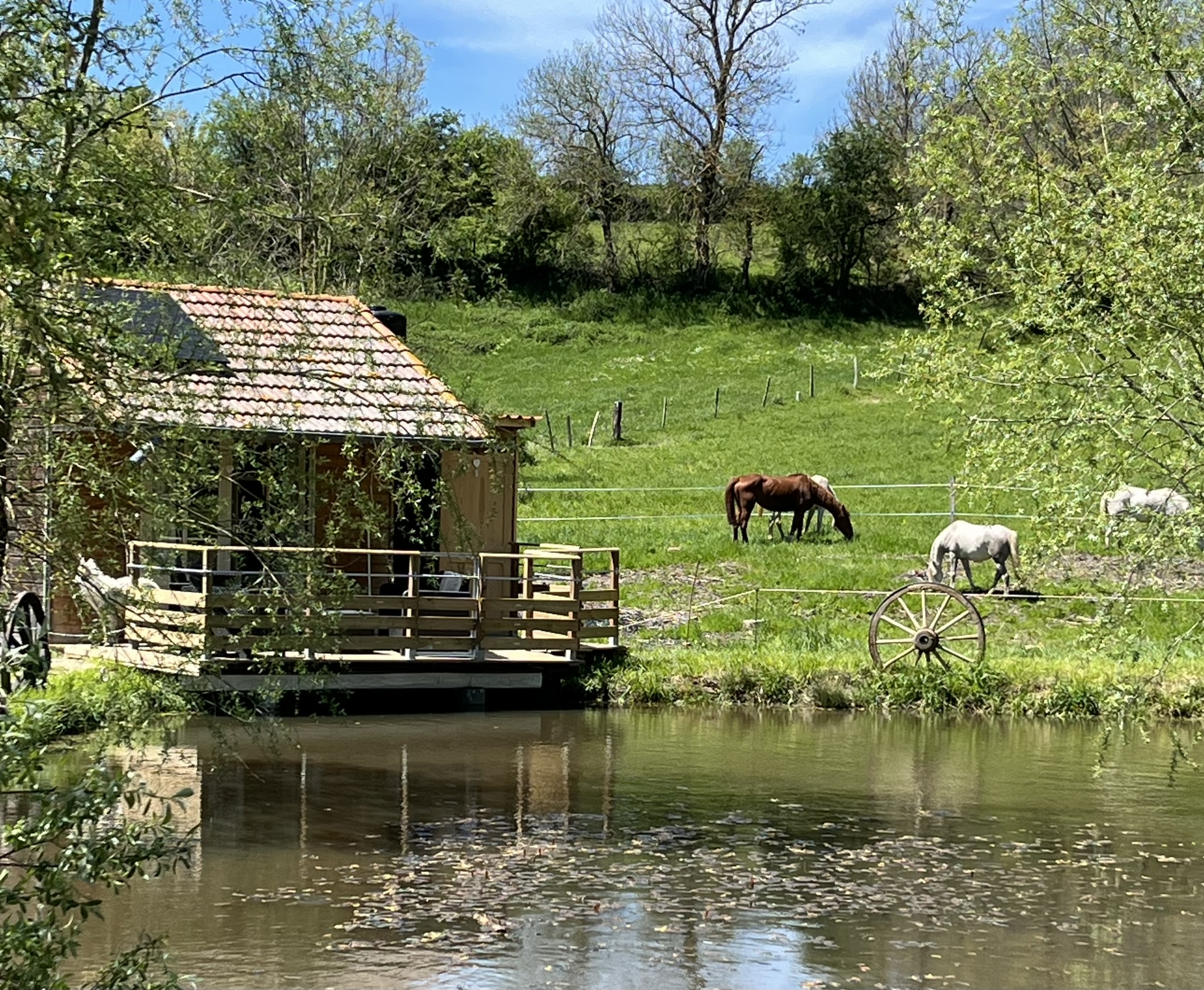 Une cabane au bord de l'eau pour une escapade paisible à Saint Pierre Eynac — vue intérieure