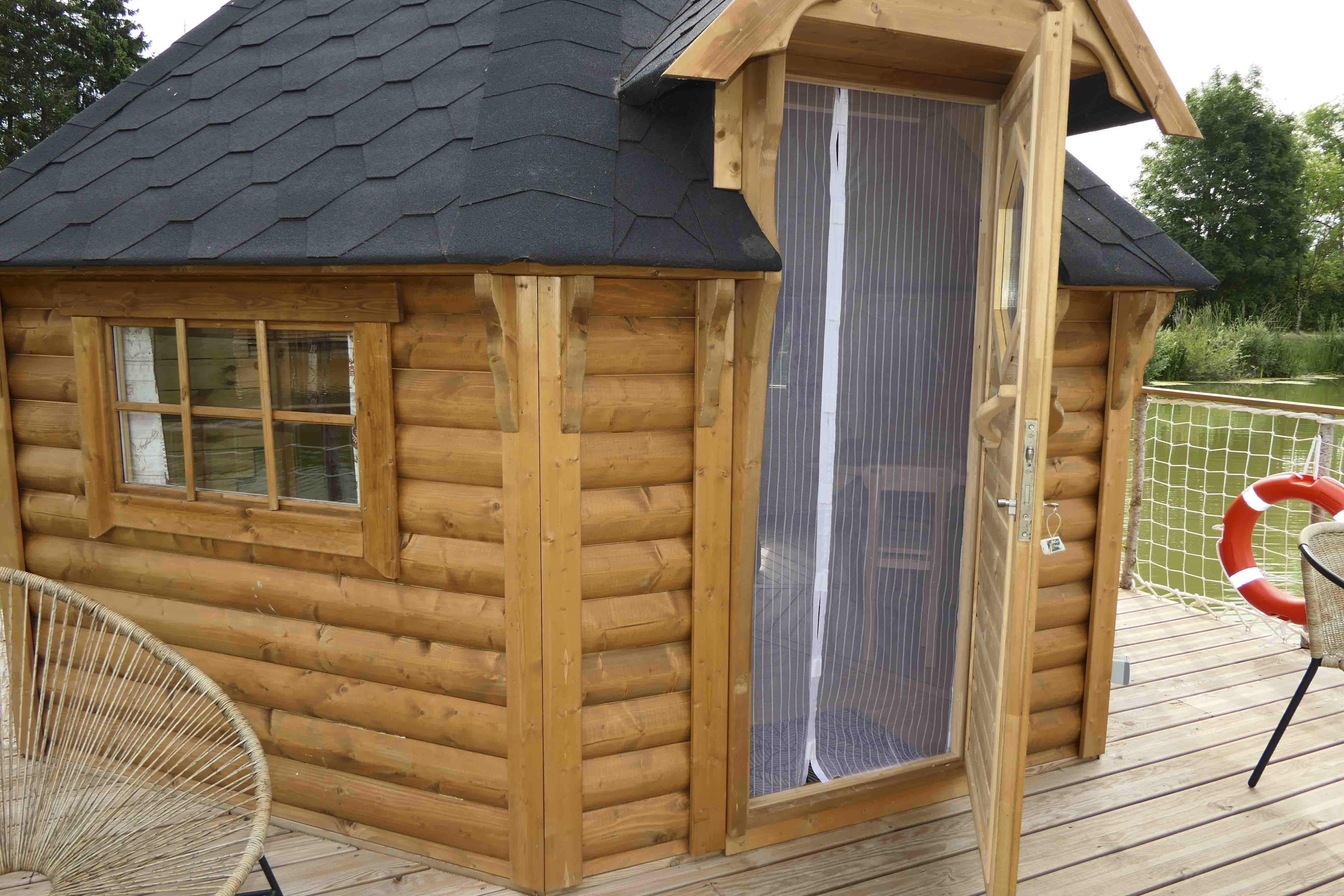 Le cerf : une cabane flottante au cœur de la Lorraine à Givrauval — environnement naturel