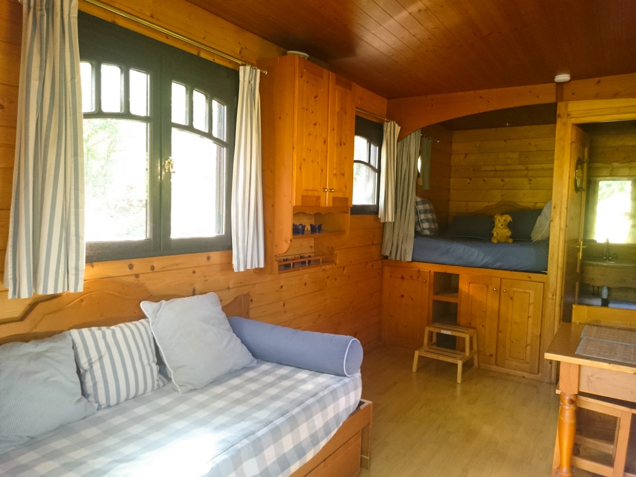 Roulotte Bleuet : une escapade enchantée en Centre-Val de Loire à La Chapelle Blanche St Martin — chambre