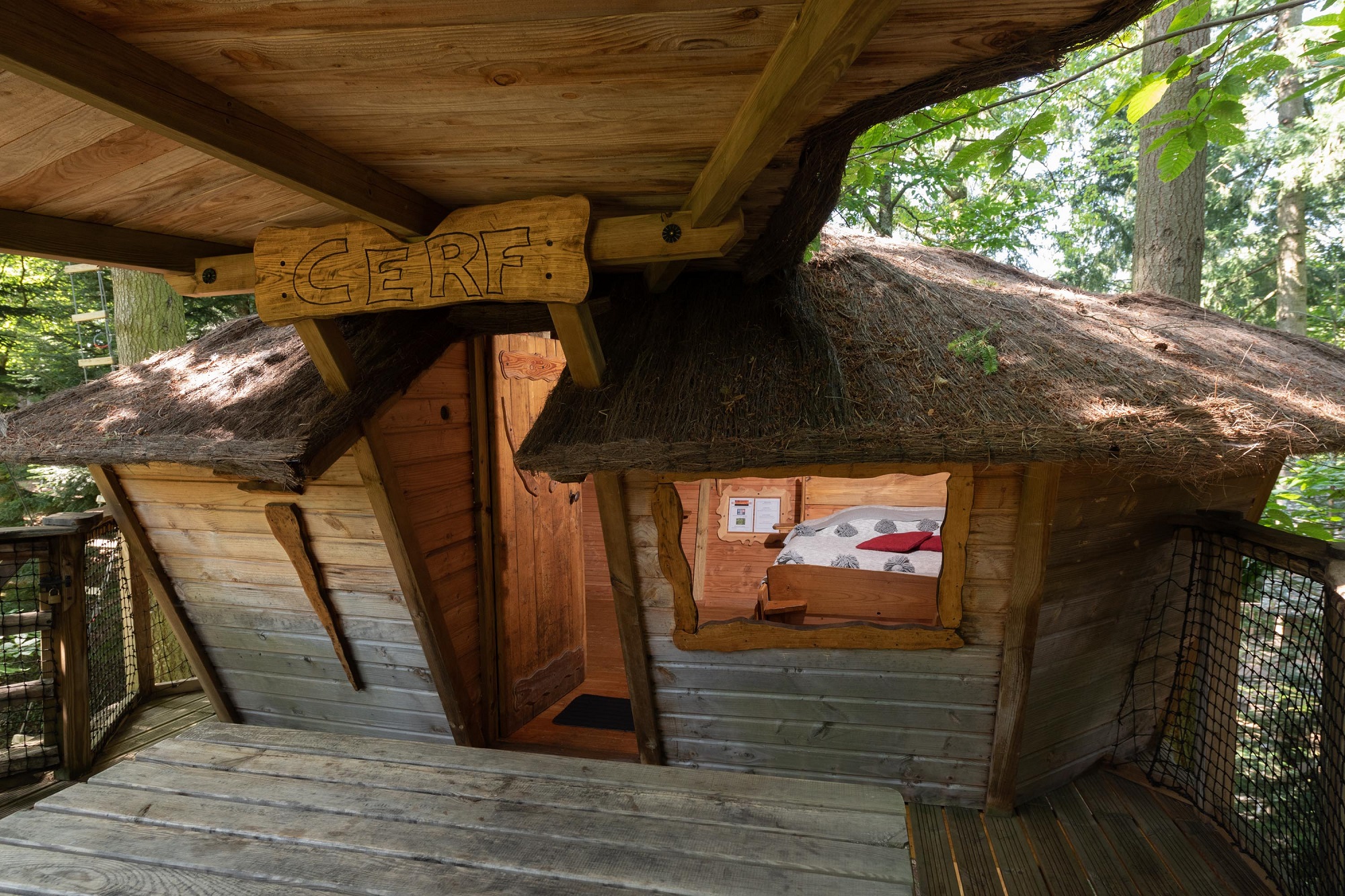 Cabane Cerf : une expérience suspendue dans les arbres à Saint-Julien-Labrousse — chambre