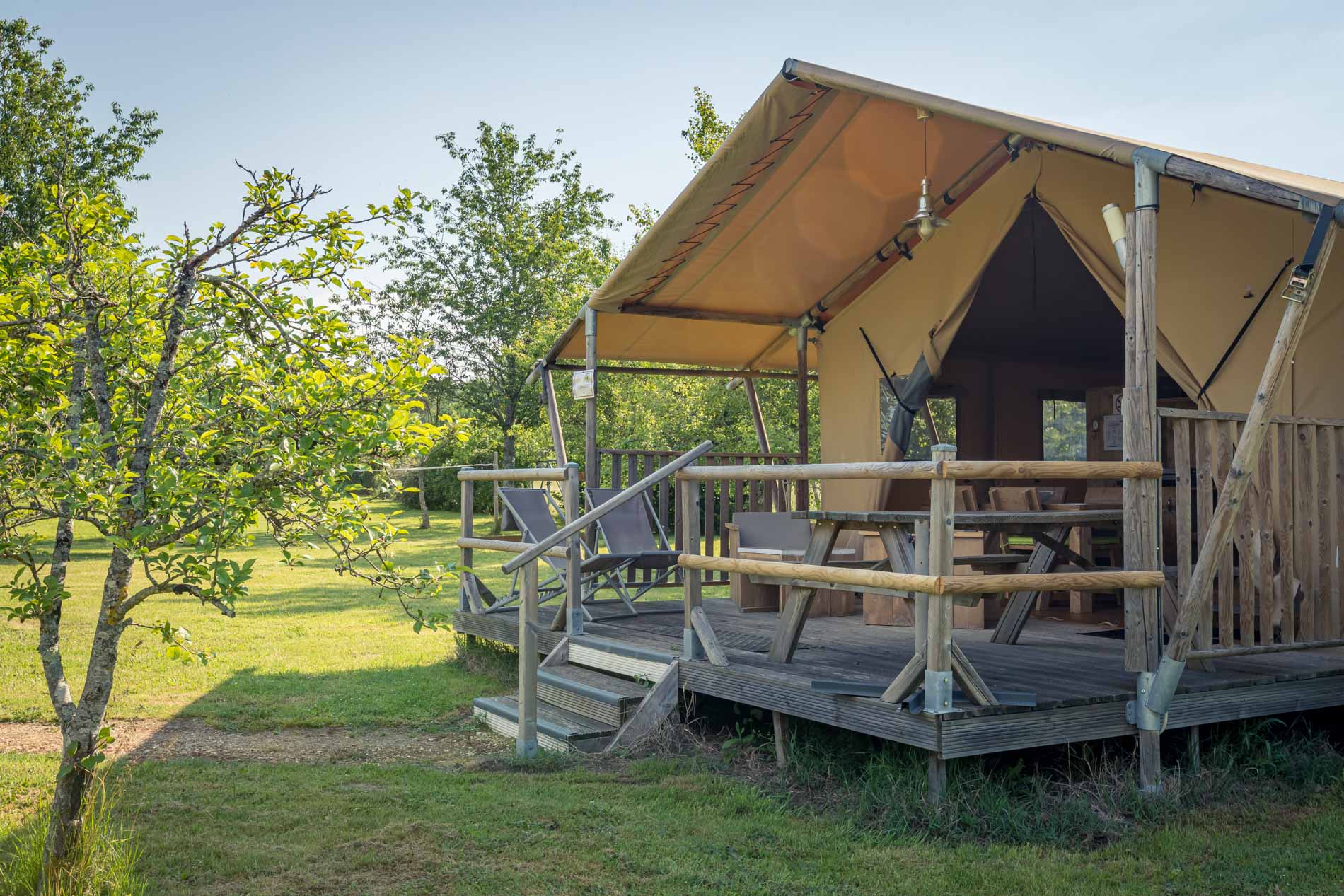 Tente Lodge la Clairière : une immersion sauvage en Nouvelle-Aquitaine à Saires — vue depuis la terrasse