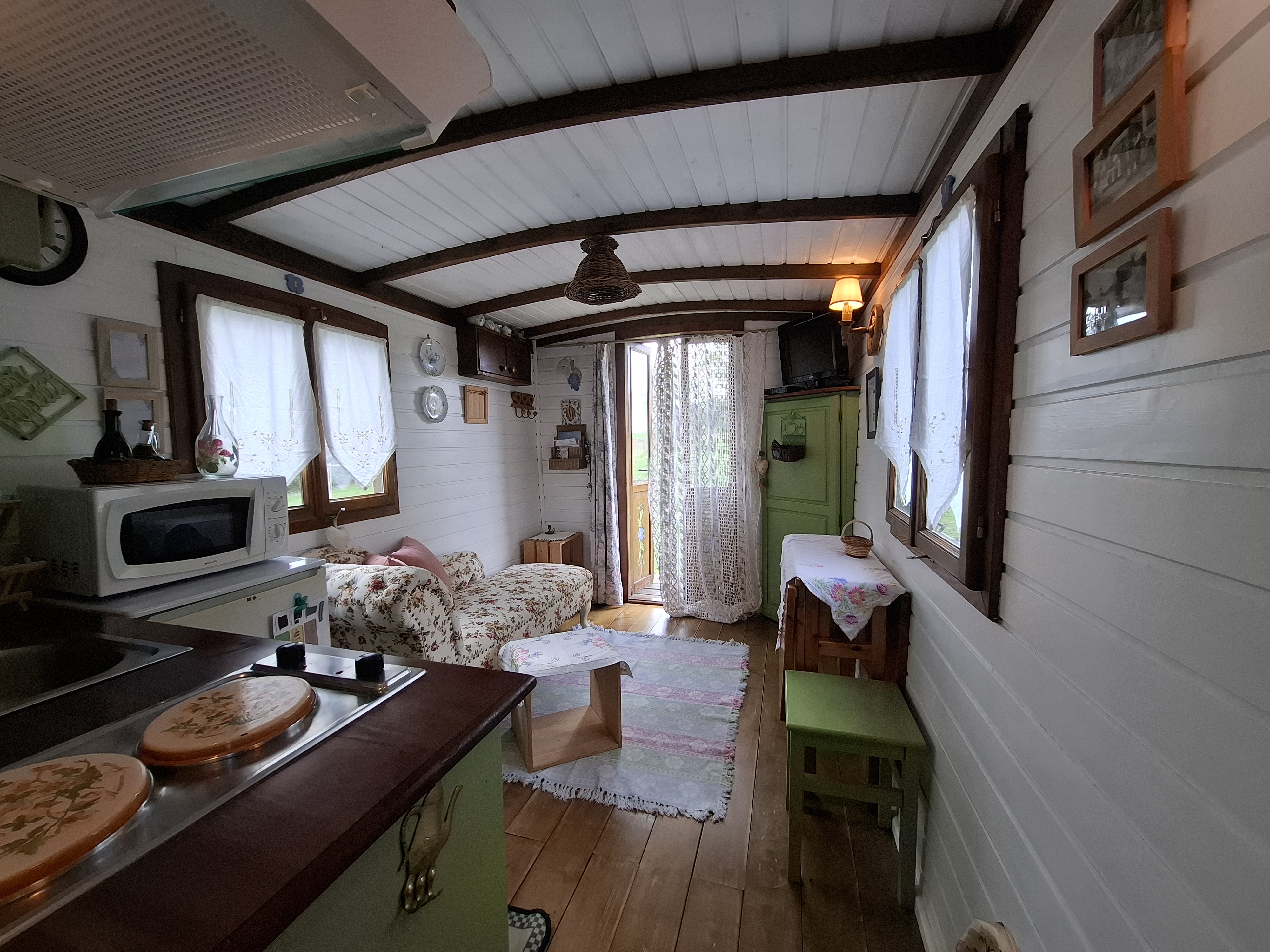 Fleur des Champs — Roulotte avec spa à Sud-Gironde à Bourdelles — détail architectural