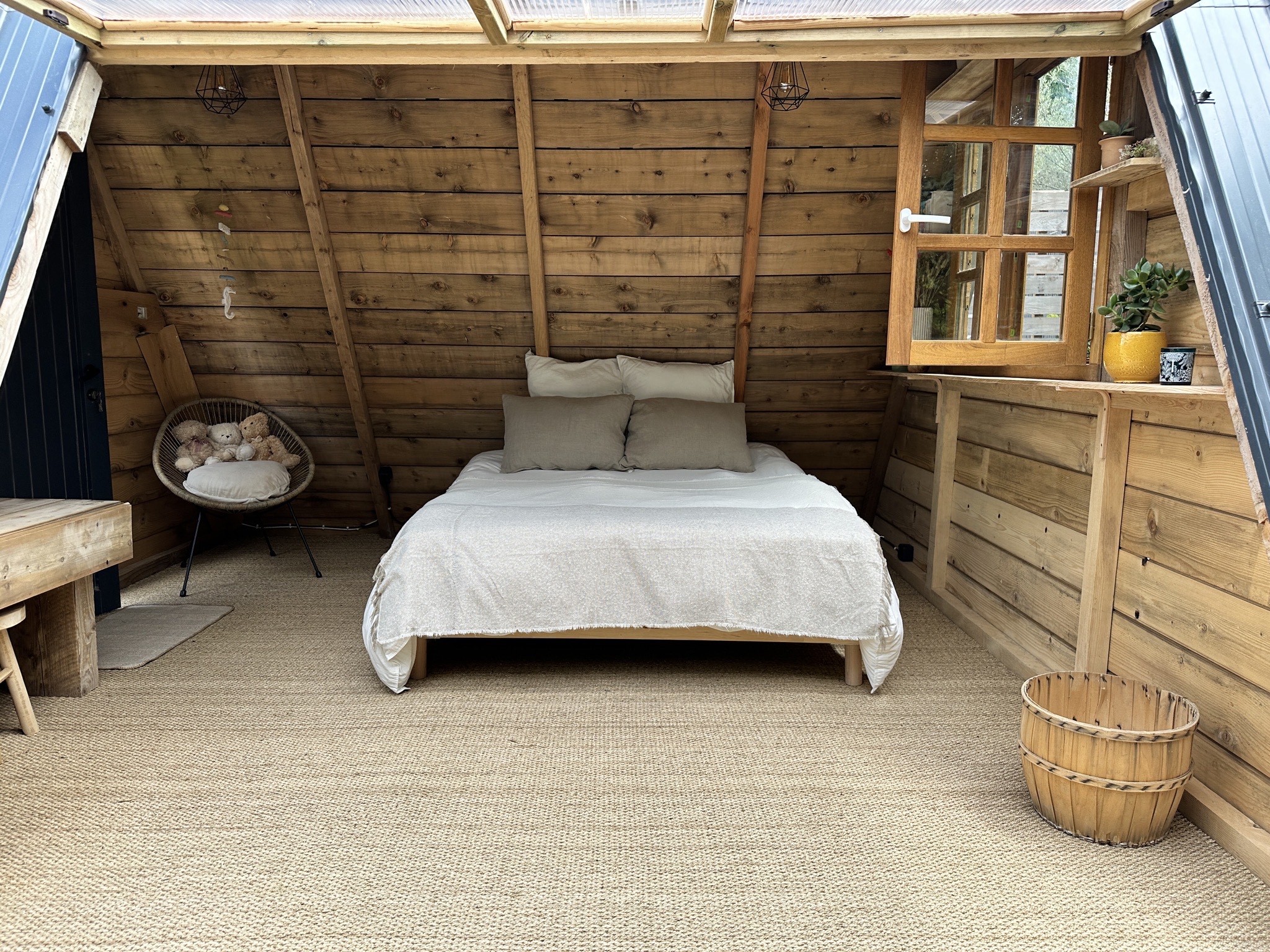 Séjournez dans un tipi en bois au cœur du Languedoc-Roussillon à Uzès — espace de vie
