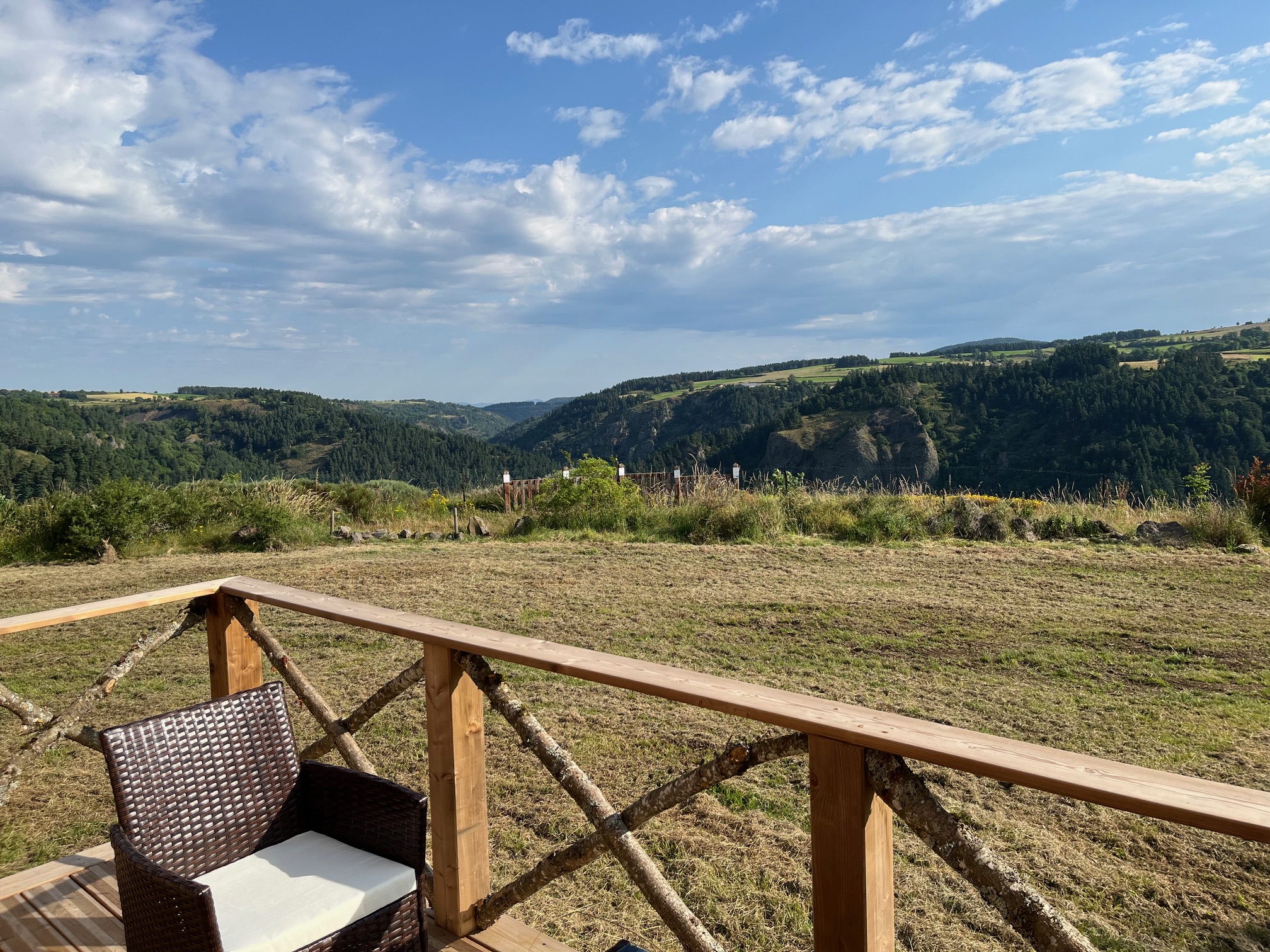 Chez Pacalo : un chalet romantique au cœur de l'Auvergne à Arlempdes — espace de vie